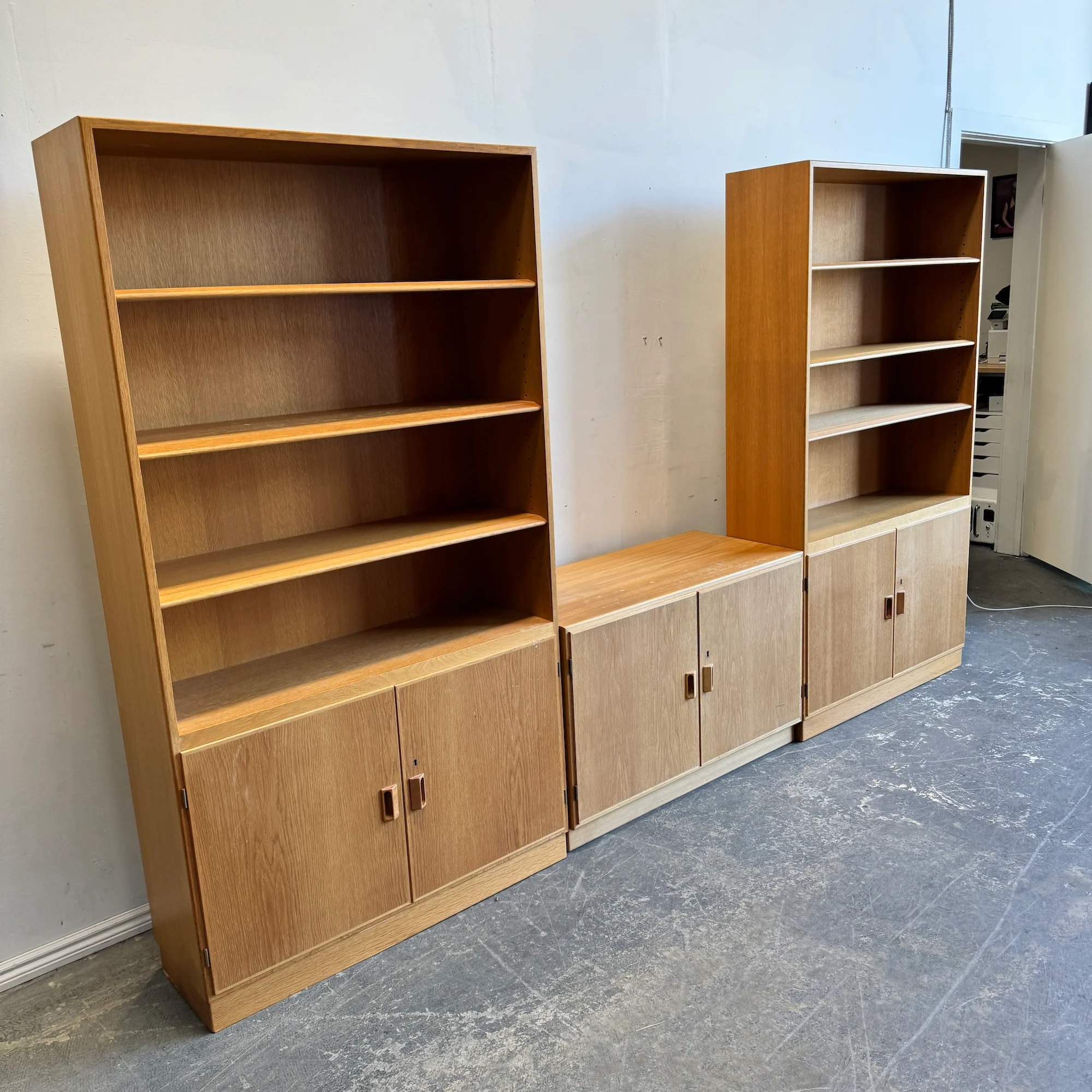 Danish Modern Oak Bookcase by Børge Mogensen for Soborg Mobler - Image 4