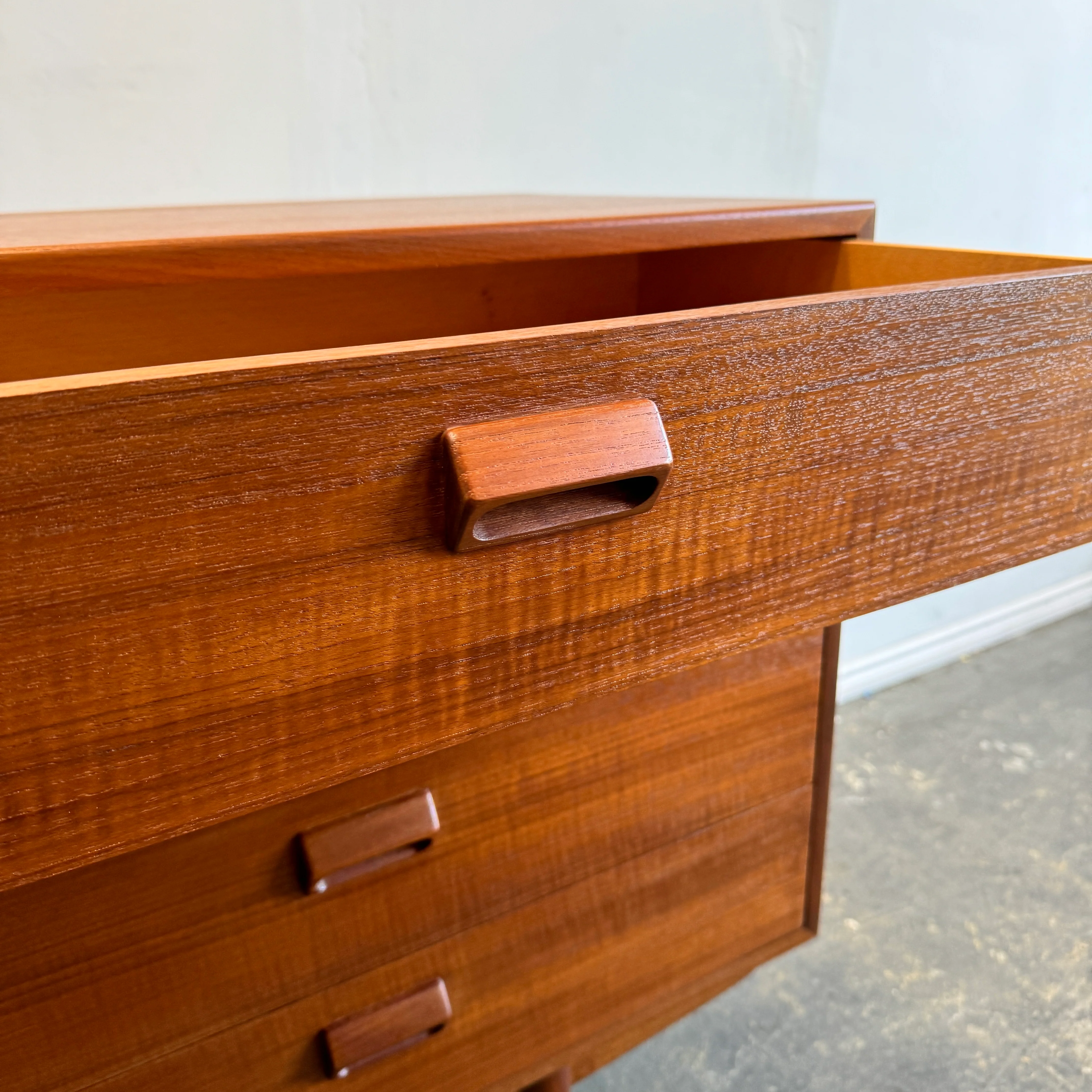 Danish Modern Rare Borge Mogensen 8 Drawer Teak Dresser for Søborg Møbelfabrik - Image 4
