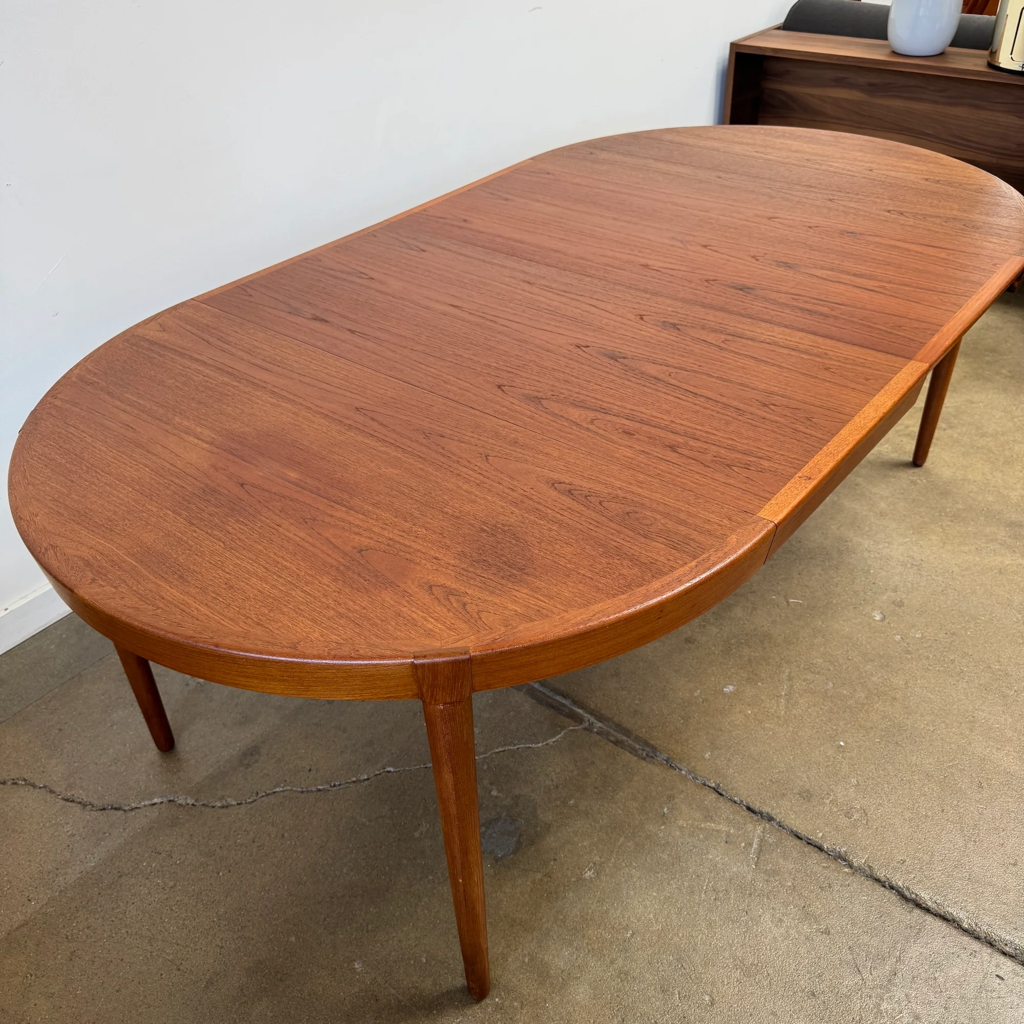 Danish Modern Round expandable teak dining table by Harry Østergaard - Image 5
