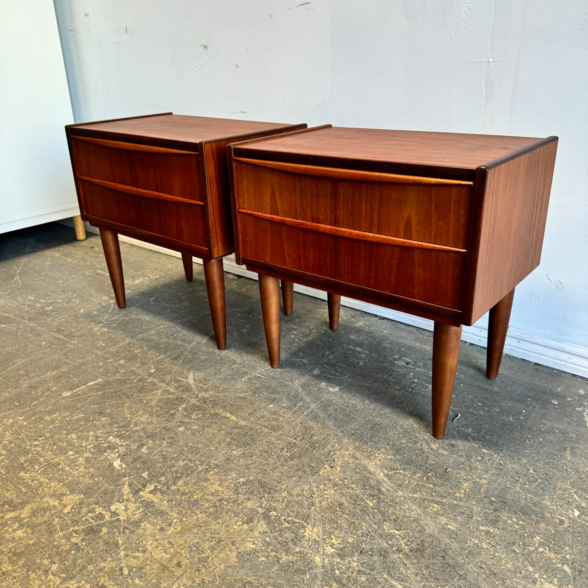 Danish Modern set of 2 Teak Nightstands with two drawer - Image 2