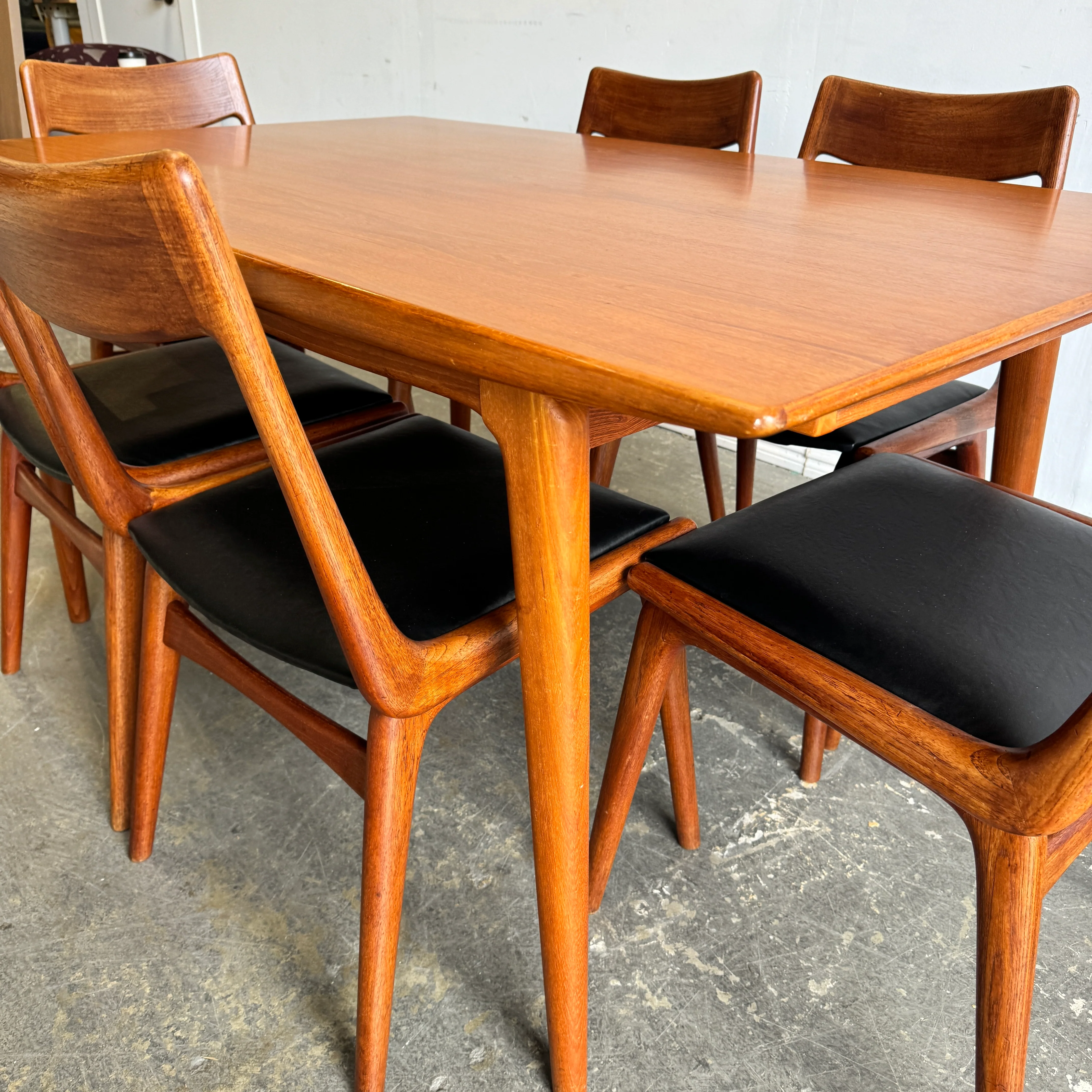 Danish Modern set of 6 "Boomerang" chairs & Expandable Dining table by Alfred Christensen for Slagelse - Image 9