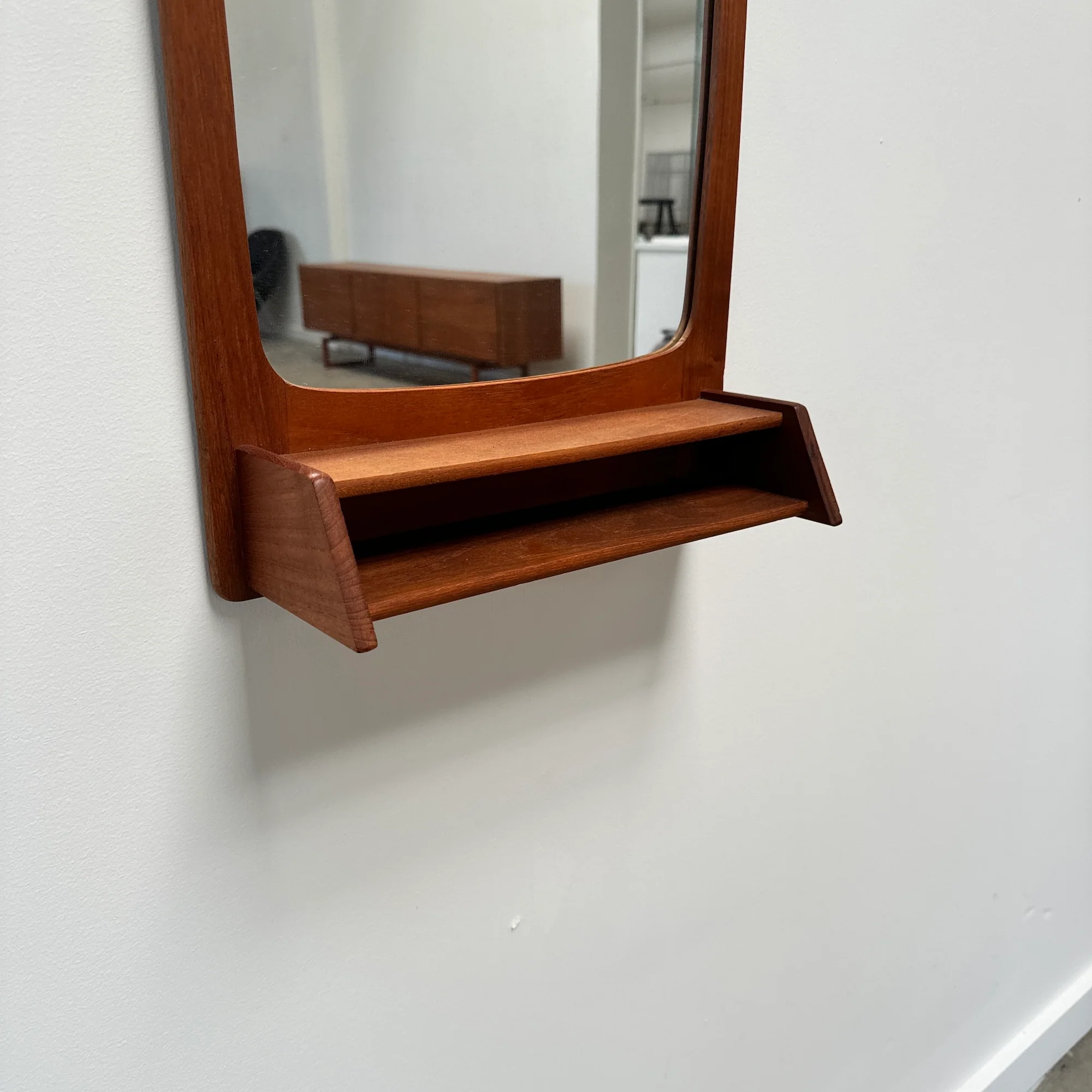 Danish Modern Teak mirror with storage by Pedersen & Hansen - Image 3