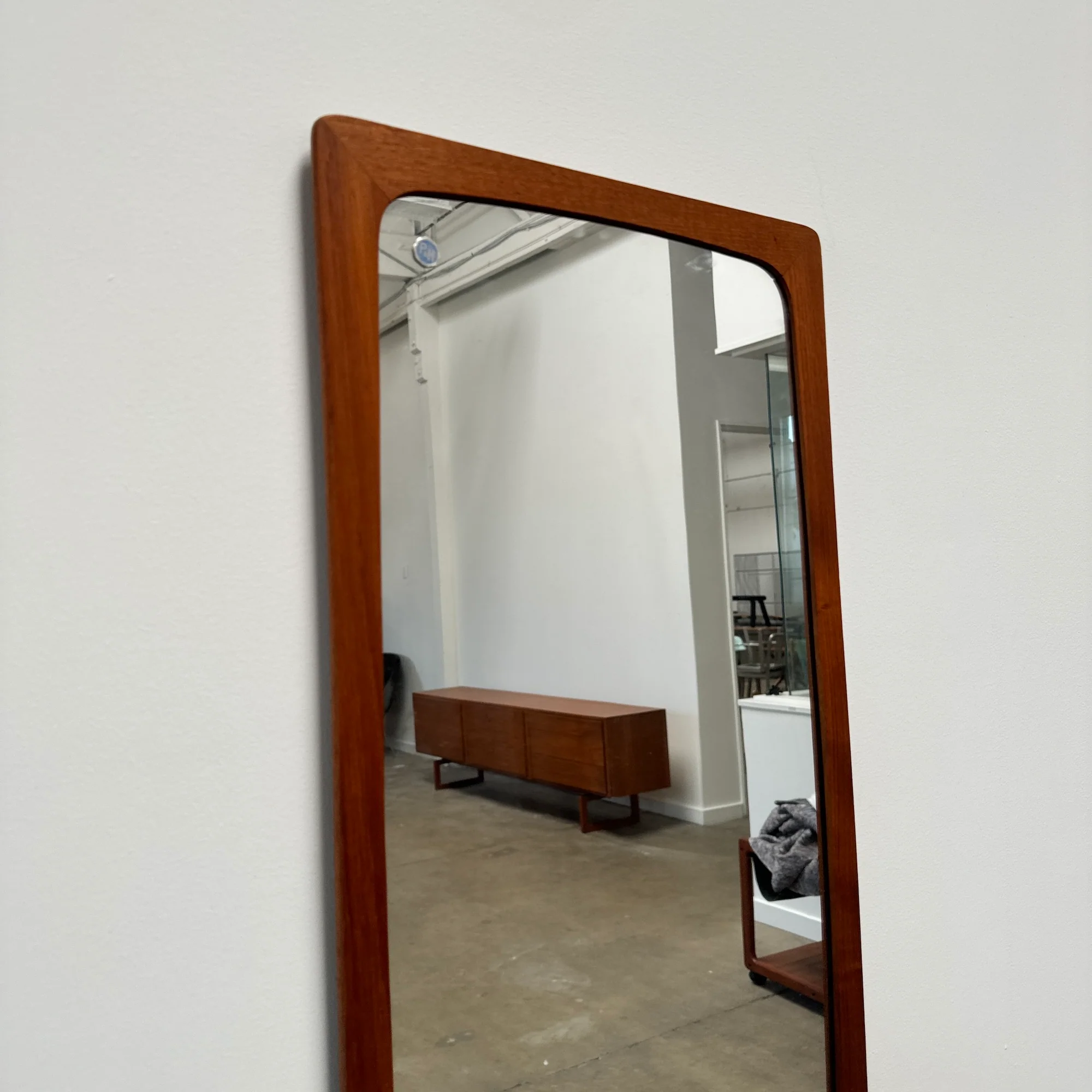 Danish Modern Teak mirror with storage by Pedersen & Hansen - Image 4
