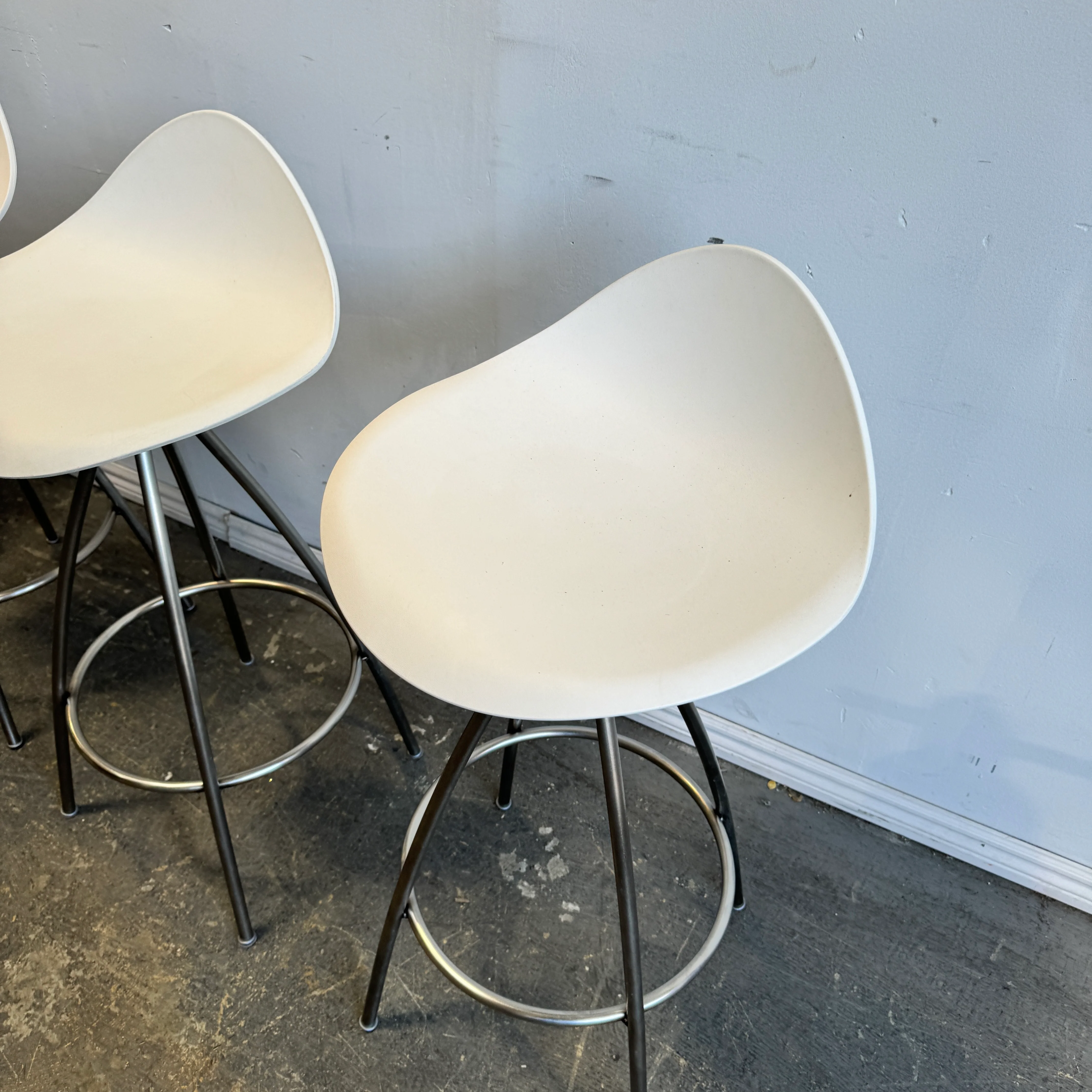 Design Within Reach set of 4 Stua Onda counter Stools - Image 4