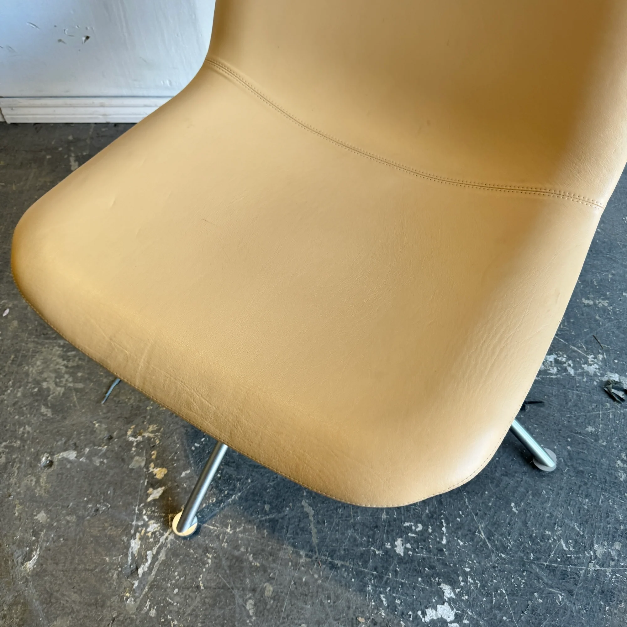 Fredericia Erik Jørgensen Eyes Swivel leather Lounge Chair - Image 3