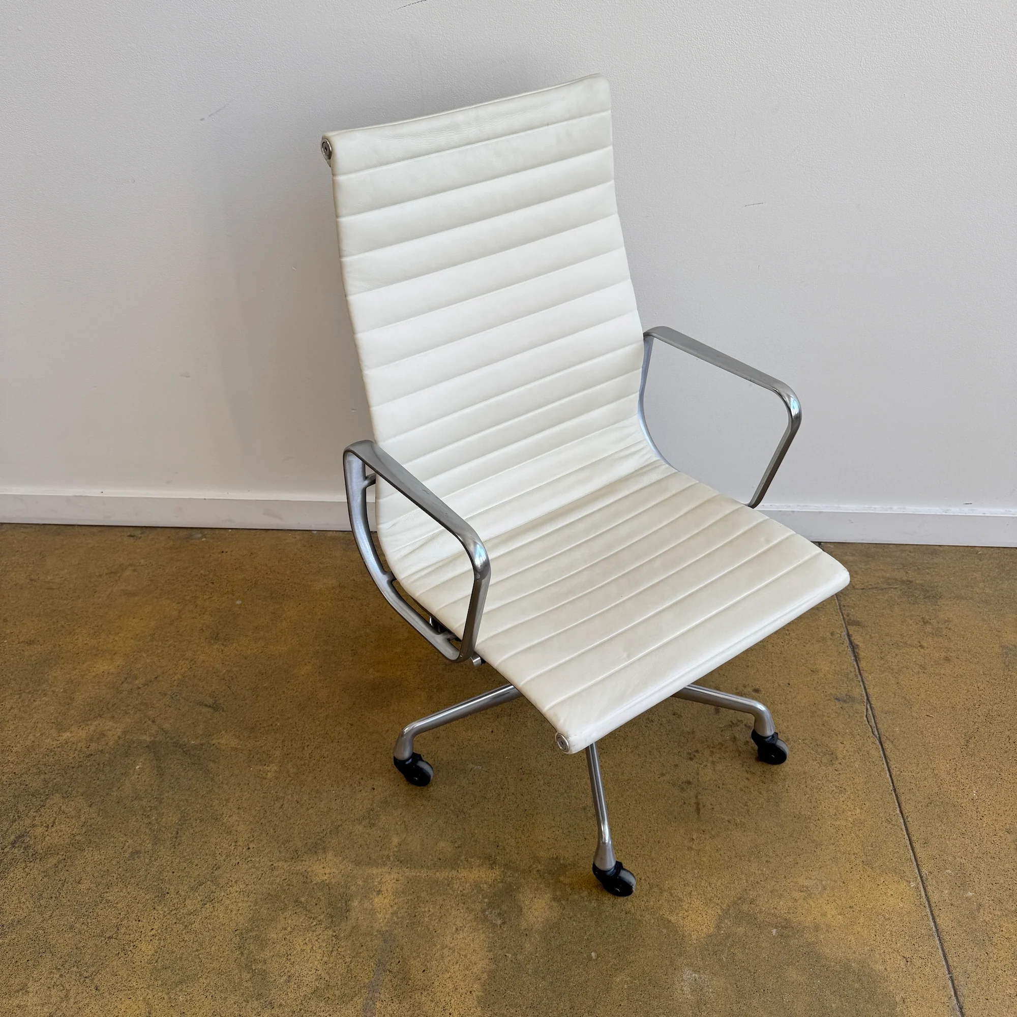 Herman Miller Eames Aluminum Executive Office Chair - Image 2