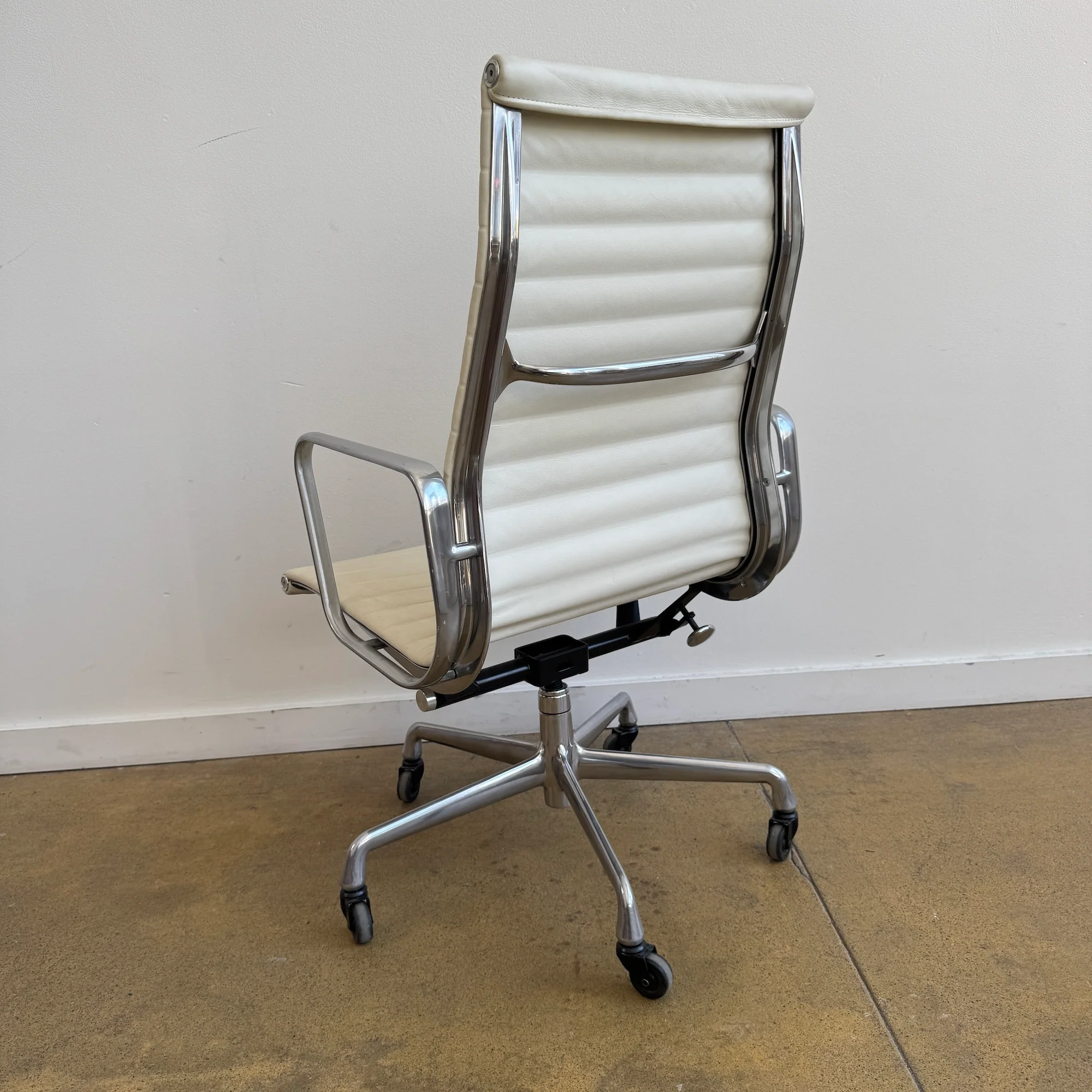 Herman Miller Eames Aluminum Executive Office Chair - Image 3