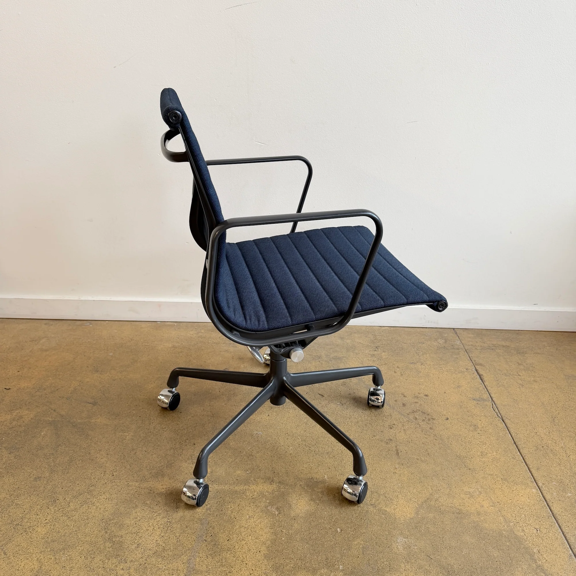 Herman Miller Eames Aluminum Group Chair - Image 3