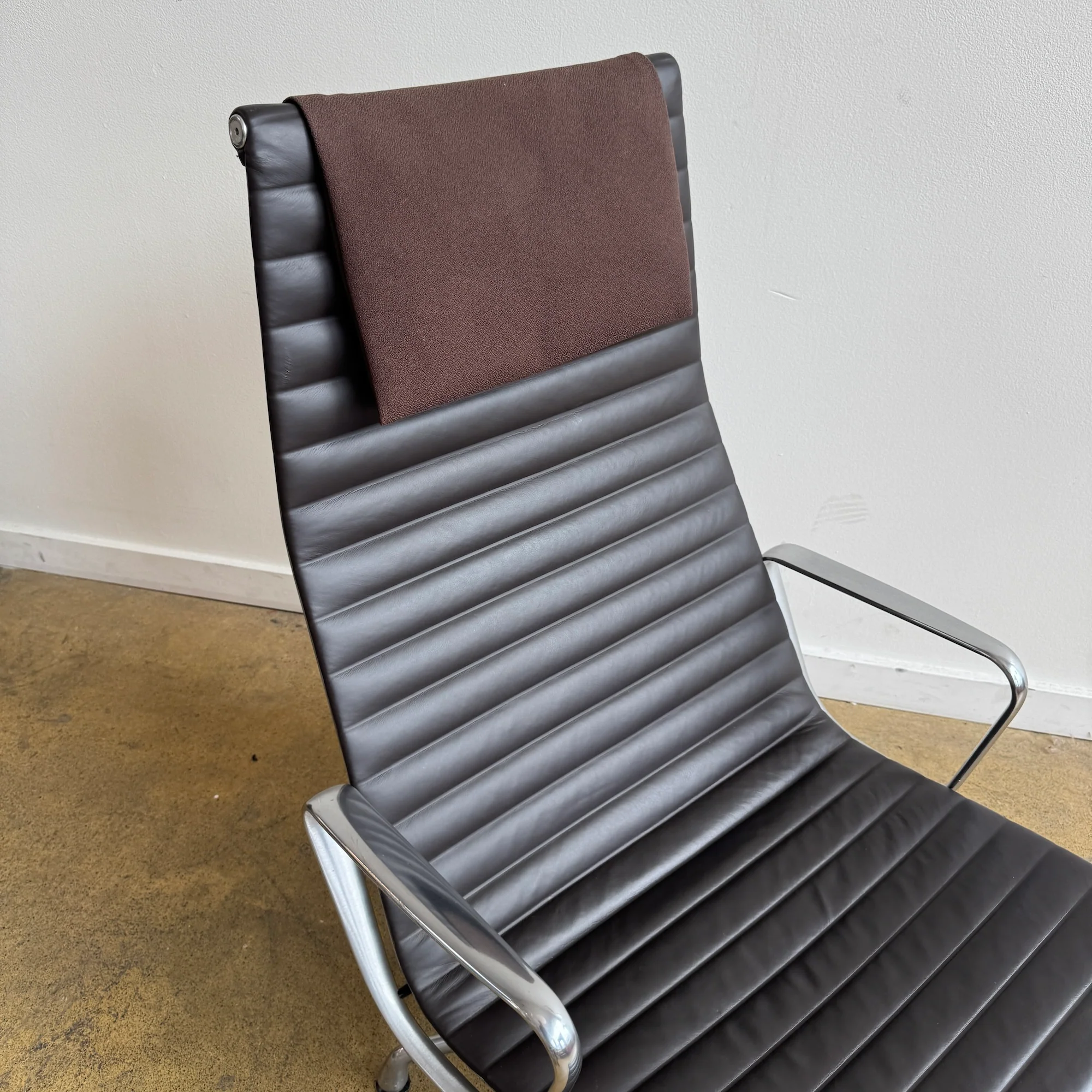 Herman Miller Eames Aluminum Group Lounge Chair - Image 6