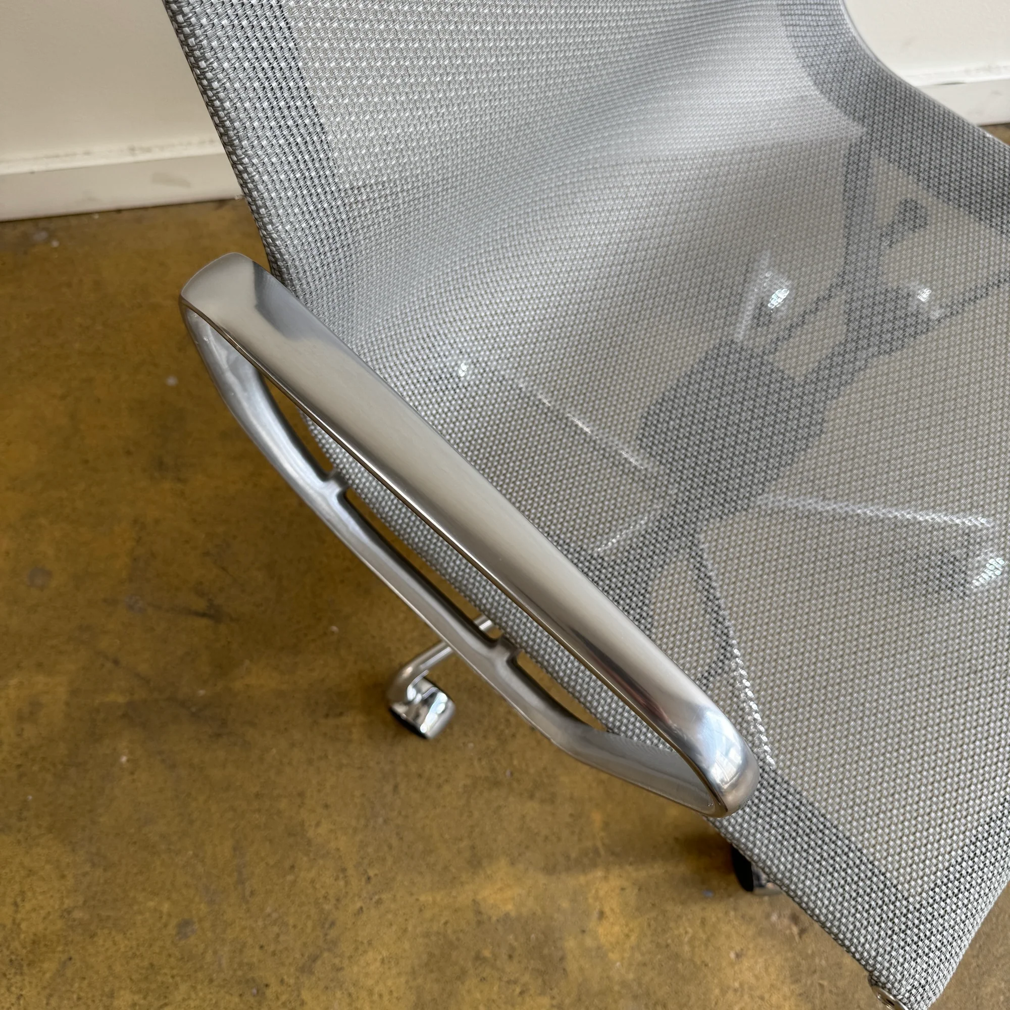 Herman Miller Eames Aluminum Group Mesh Chair (6 Available) - Image 4