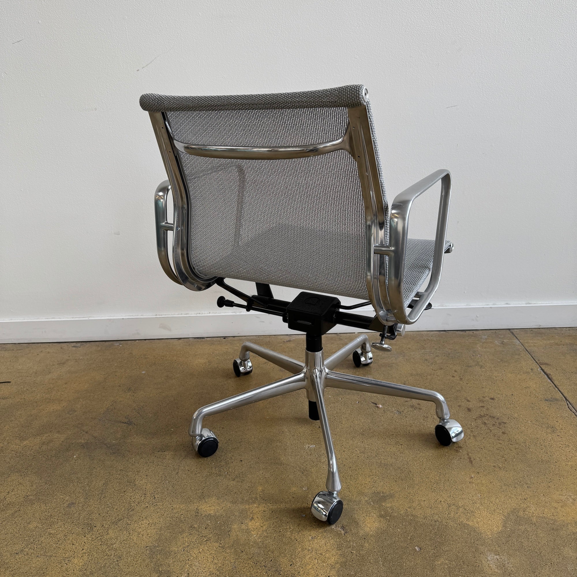 Herman Miller Eames Aluminum Group Mesh Chair (6 Available) - Image 7