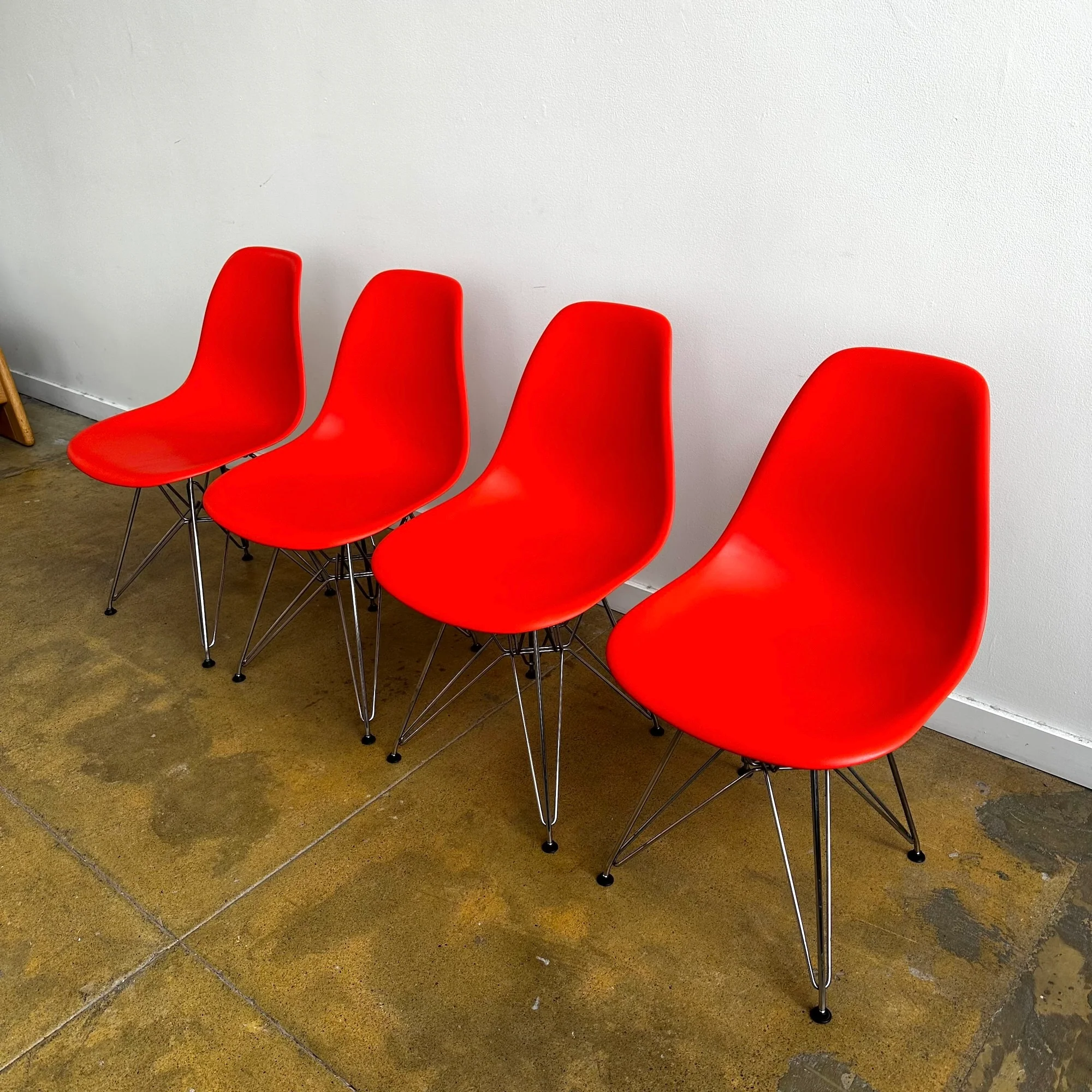 Herman Miller Eames Molded Plastic set of 4 Chairs - Image 2