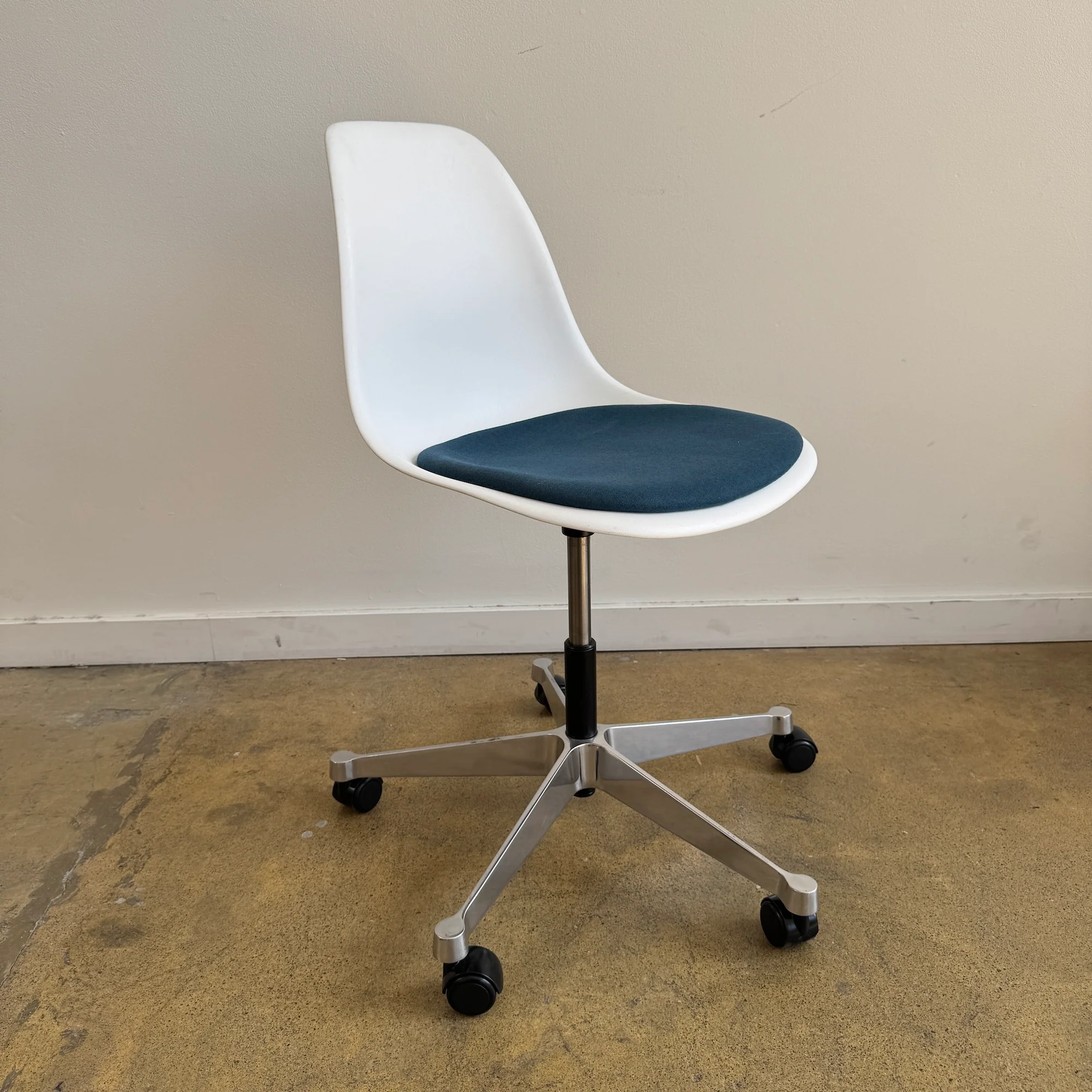 Herman Miller Eames Molded Plastic Task Side Chair with Seatpad - Image 2