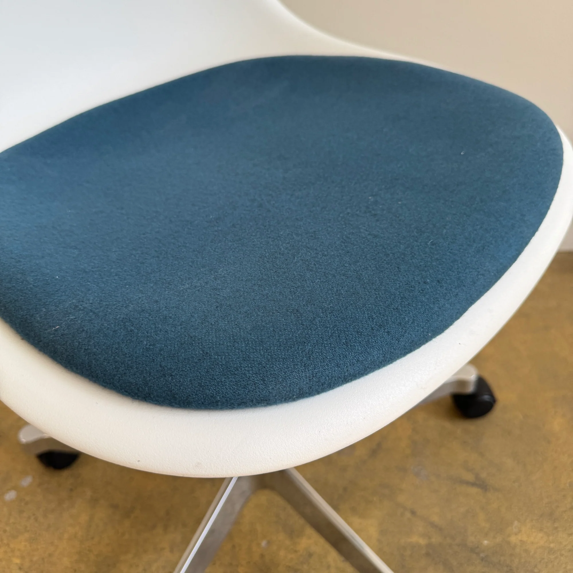 Herman Miller Eames Molded Plastic Task Side Chair with Seatpad - Image 4