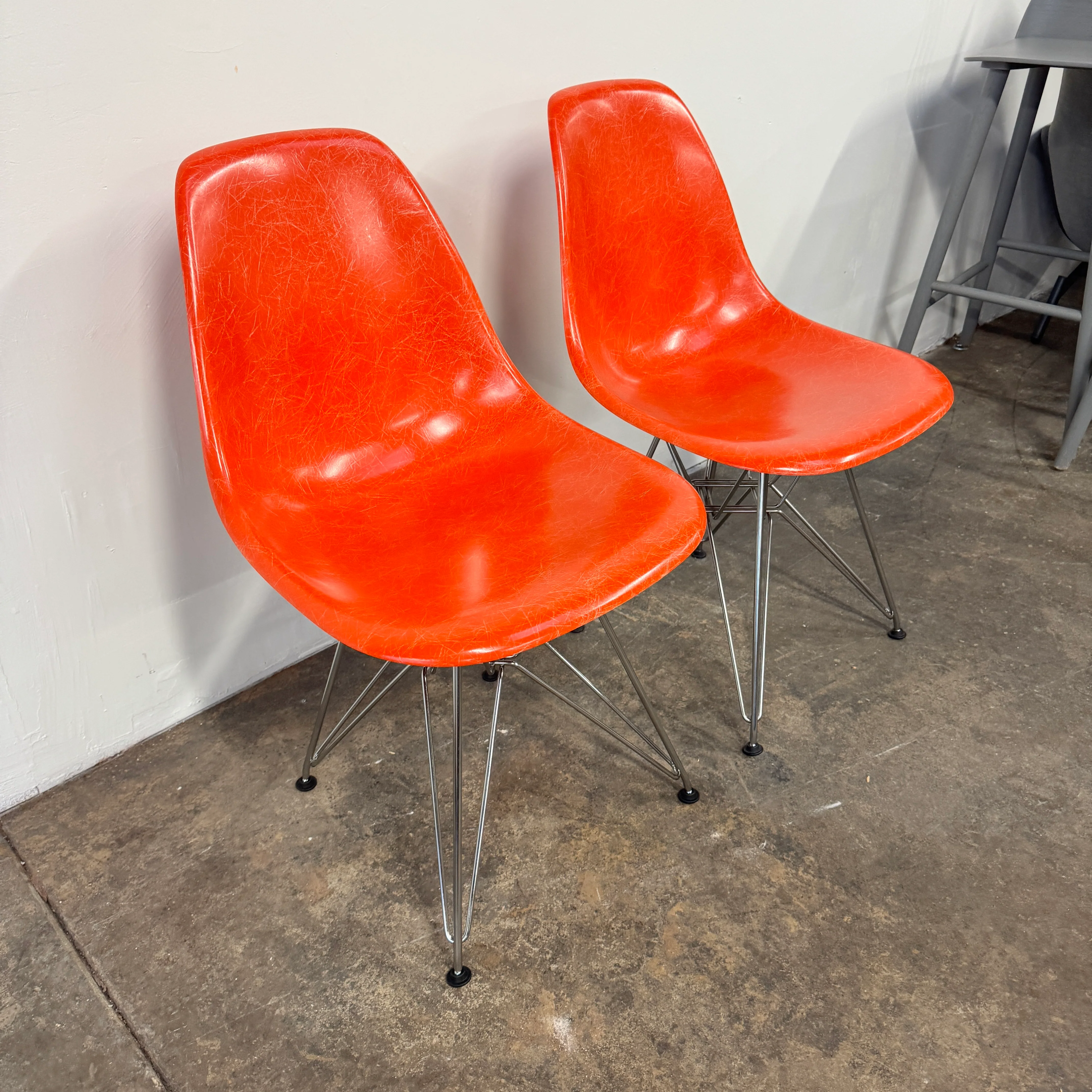 Herman Miller Eames set of 2 Molded Fiberglass dining chairs (Brand New Condition) - Image 3