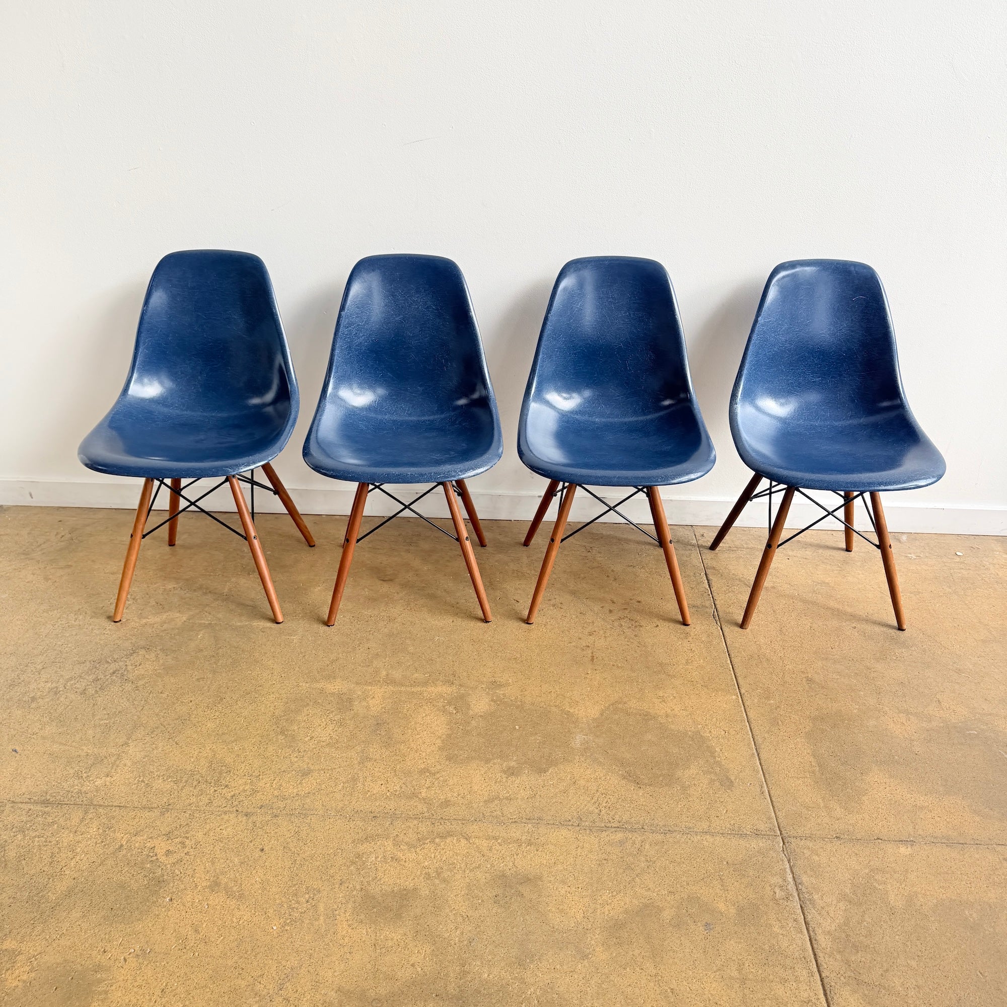 Herman Miller Eames set of 4 Fiberglass dining chairs - Image 2