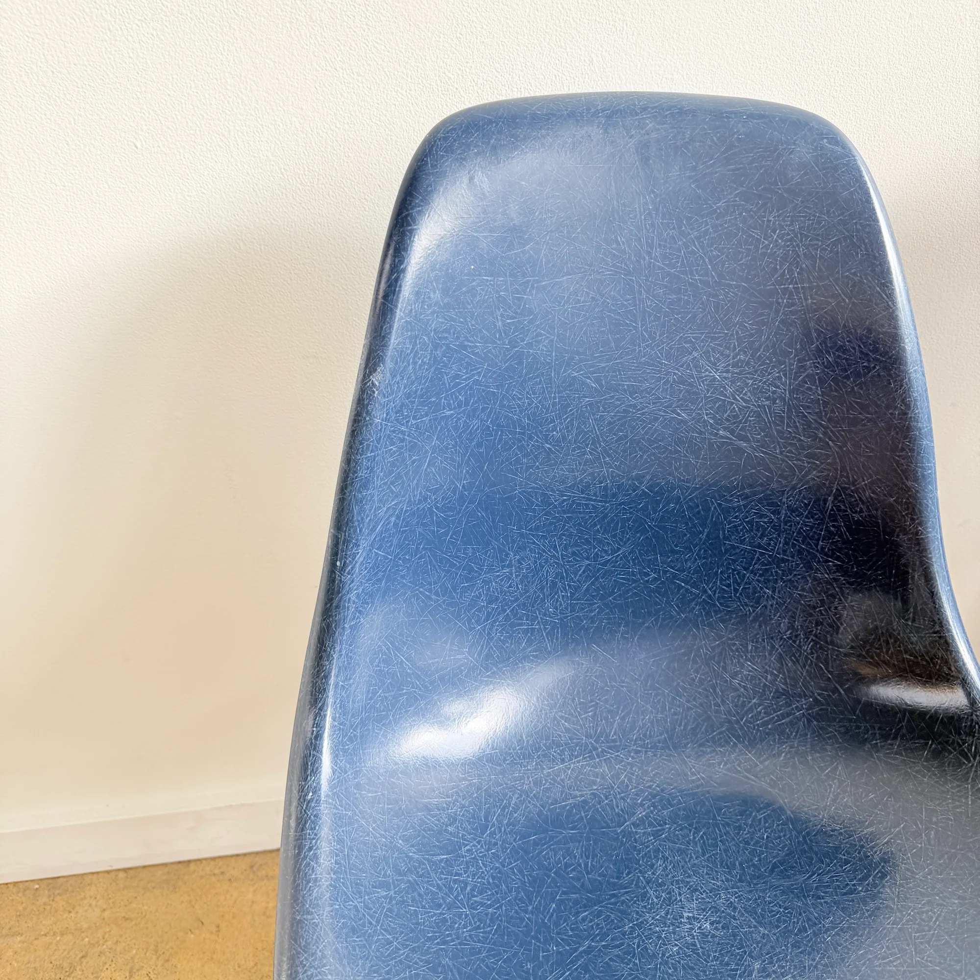 Herman Miller Eames set of 4 Fiberglass dining chairs - Image 5