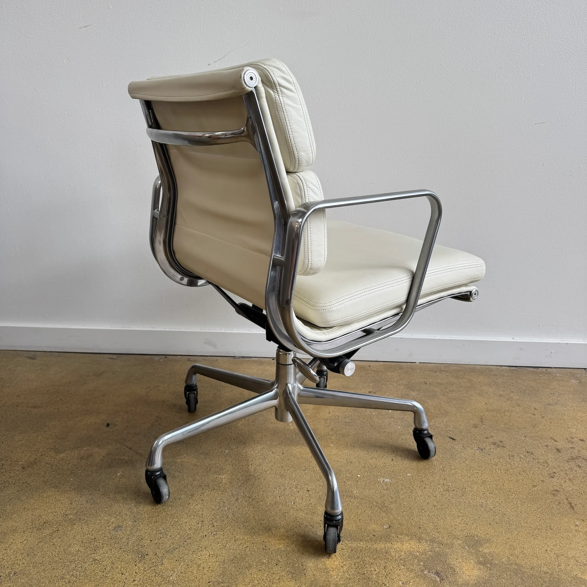 Herman Miller Eames Soft pad management chair - Image 5