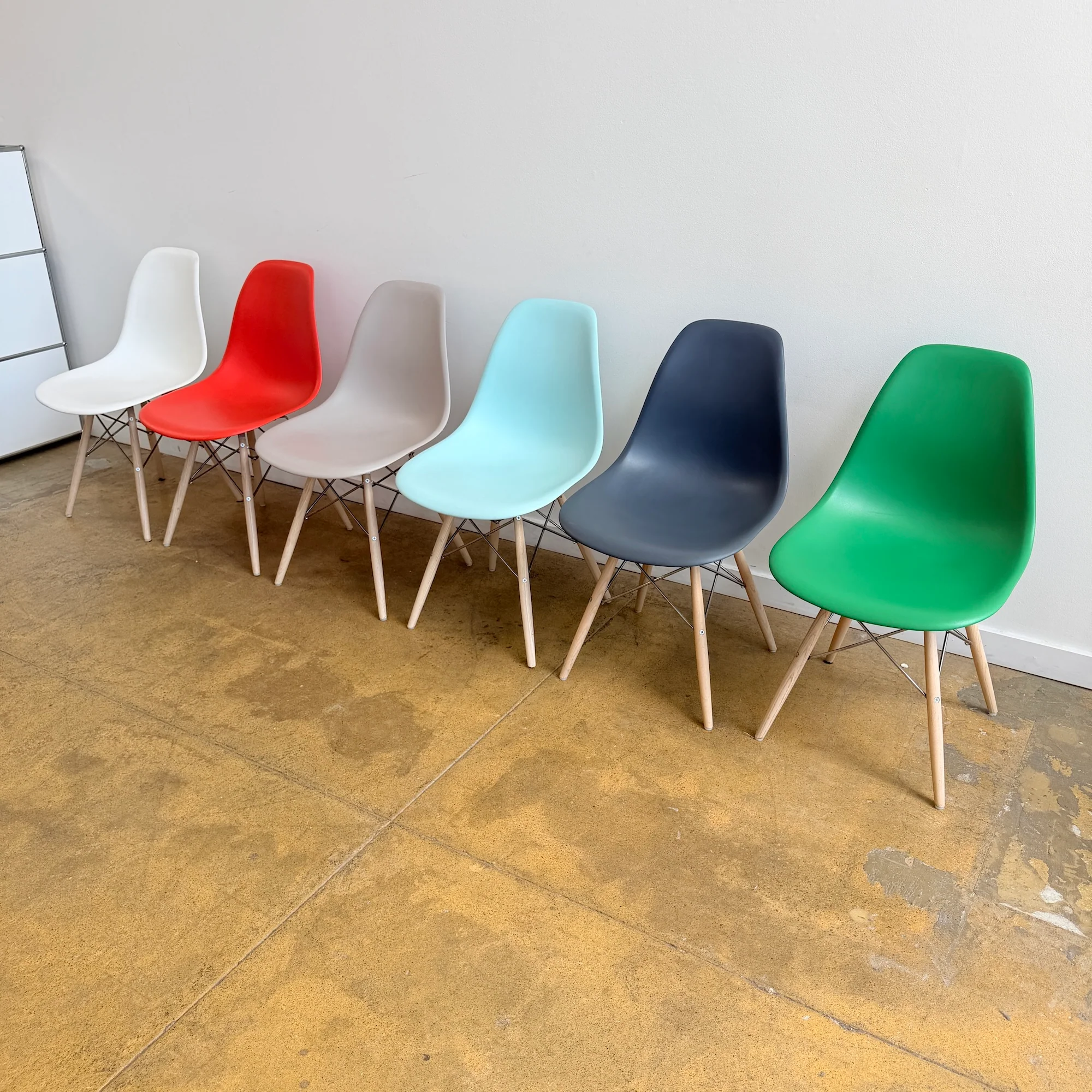 Herman Miller Multi color Eames Molded chairs - Set of 6 - Image 3