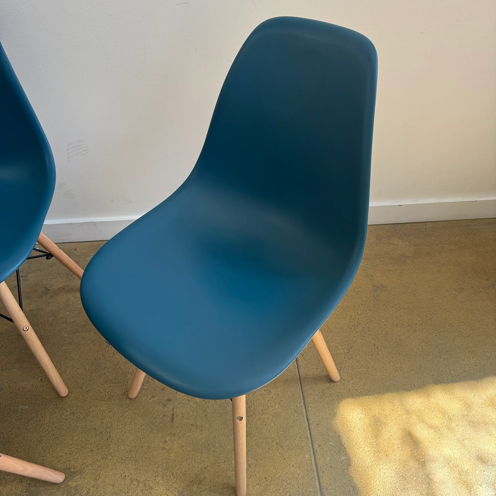 Herman Miller Set of 6 Eames Dining chairs (Teal Blue) - Image 5