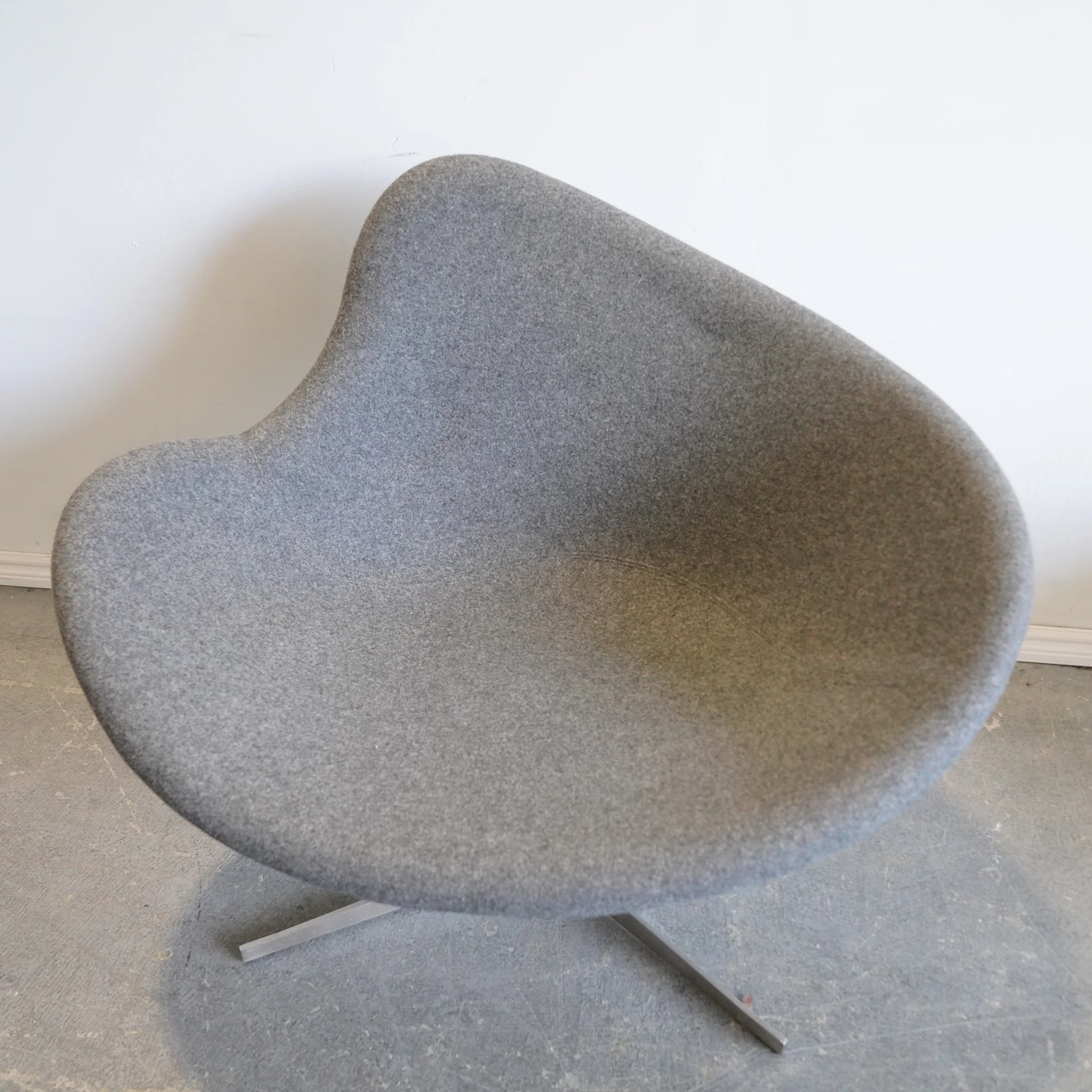 High Tower K2 Swivel Lounge Chair - Image 3