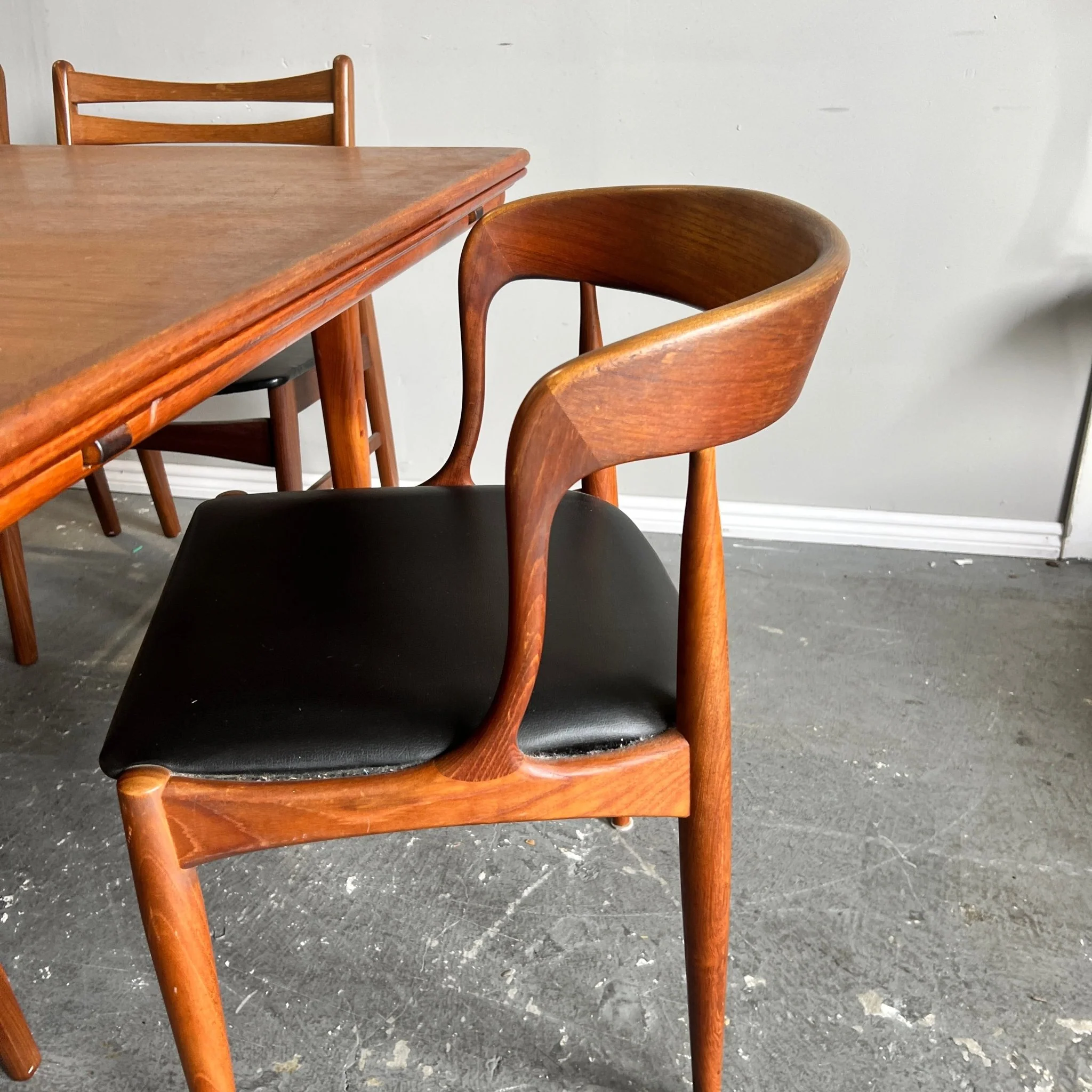 MCM Danish Teak expandable Dining Table and six chairs by Johannes Andersen, 1960s - Image 3