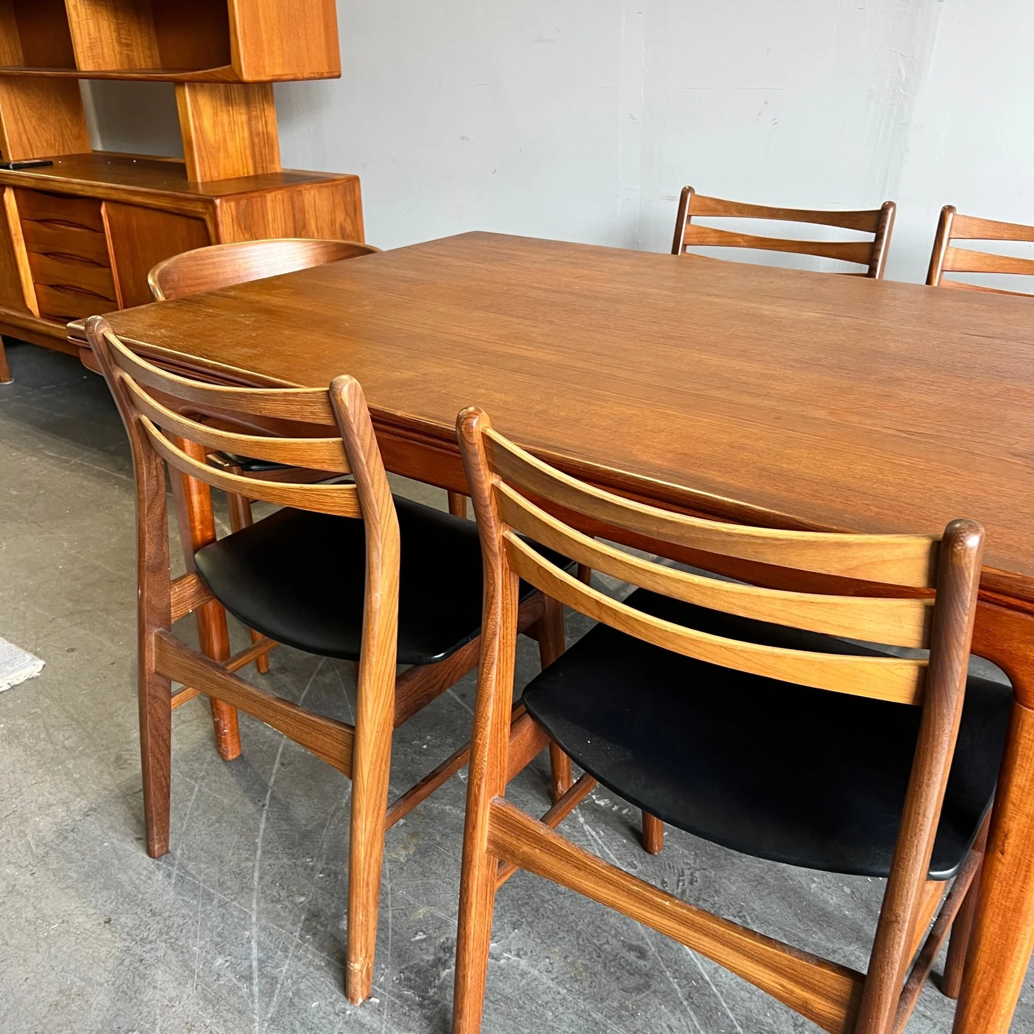 MCM Danish Teak expandable Dining Table and six chairs by Johannes Andersen, 1960s - Image 4