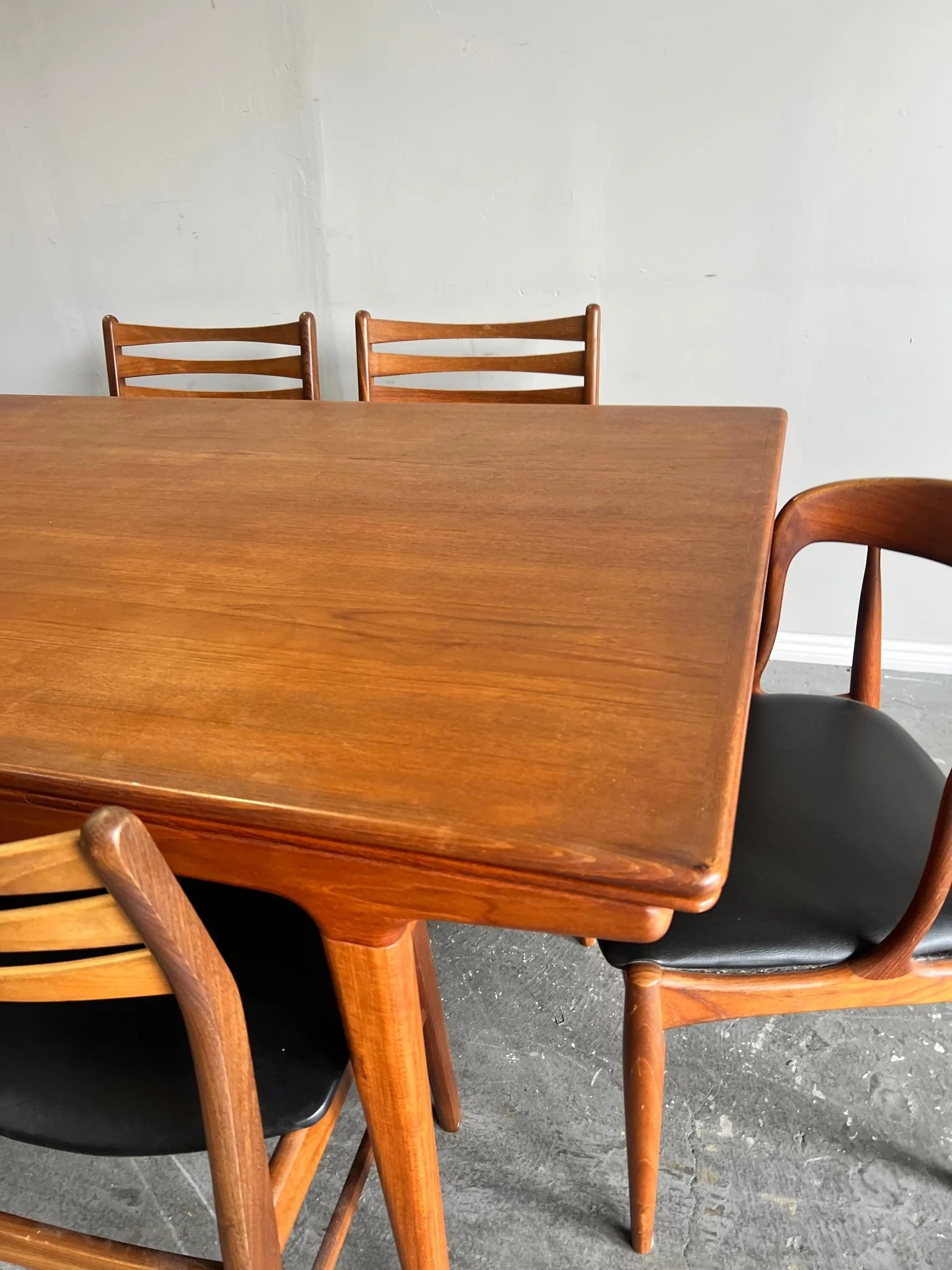 MCM Danish Teak expandable Dining Table and six chairs by Johannes Andersen, 1960s - Image 5