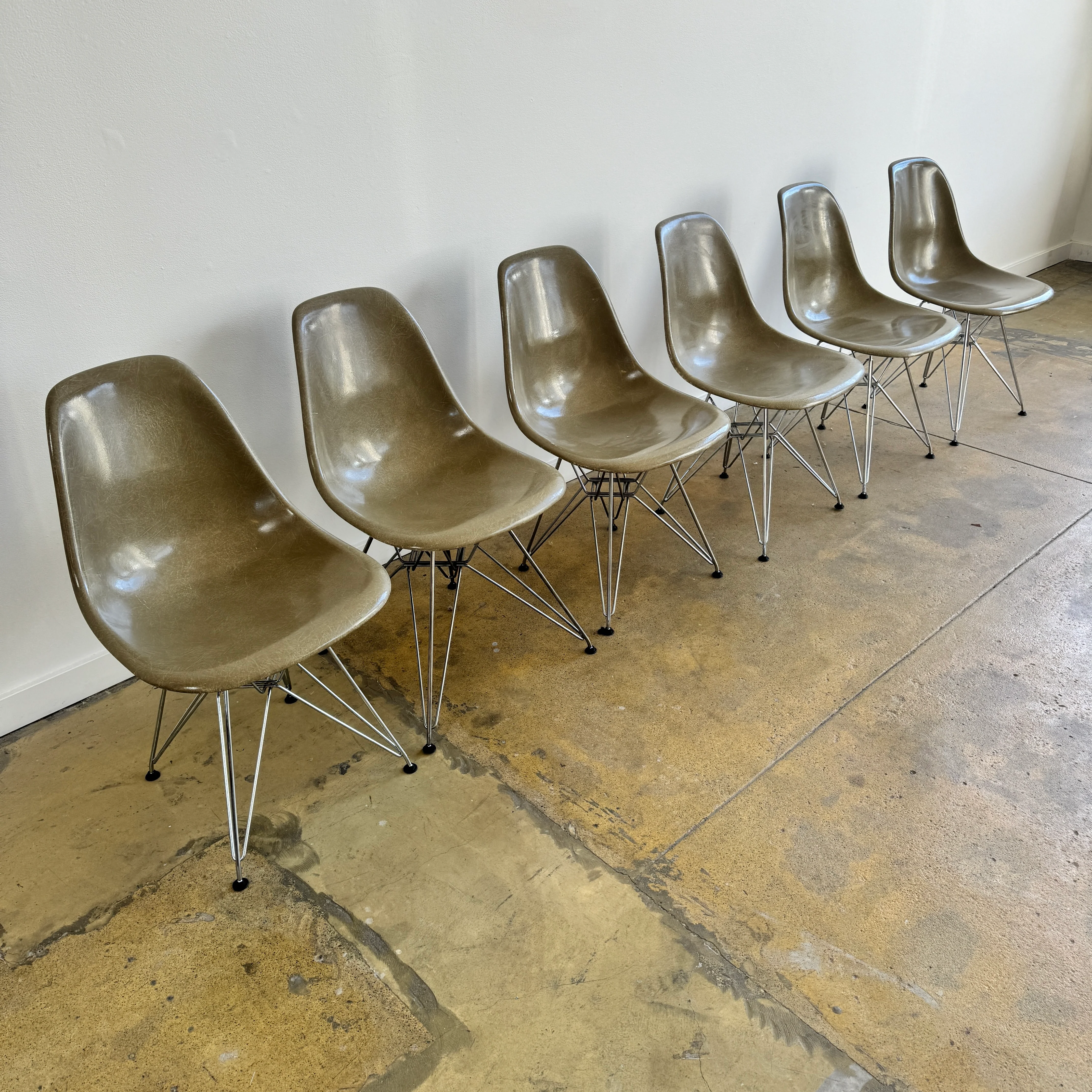 Modernica Case Study Fiberglass set of 6 Dining chairs - Image 3