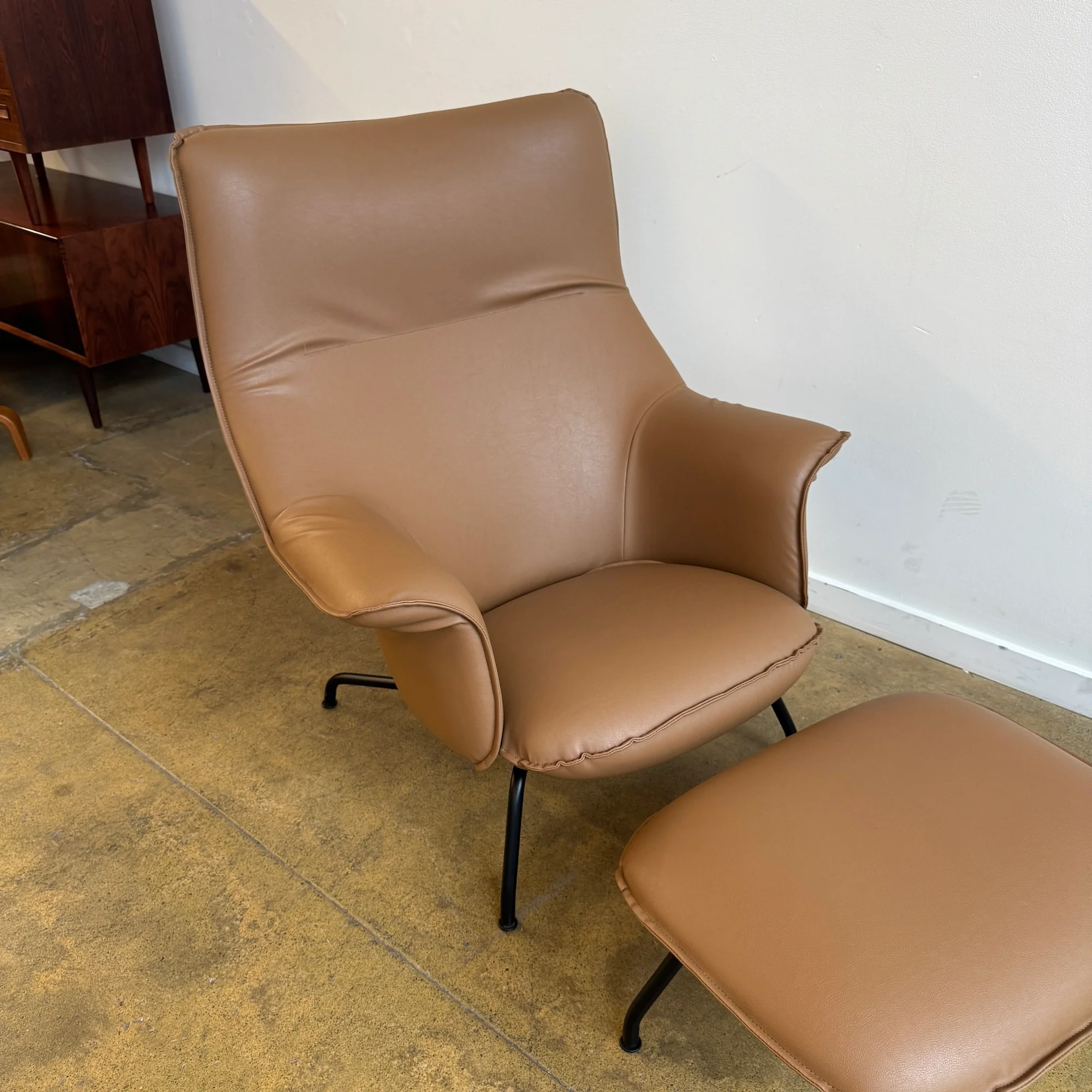 Muuto Doze Leather High Back lounge chair & ottoman (New Condition) - Image 4