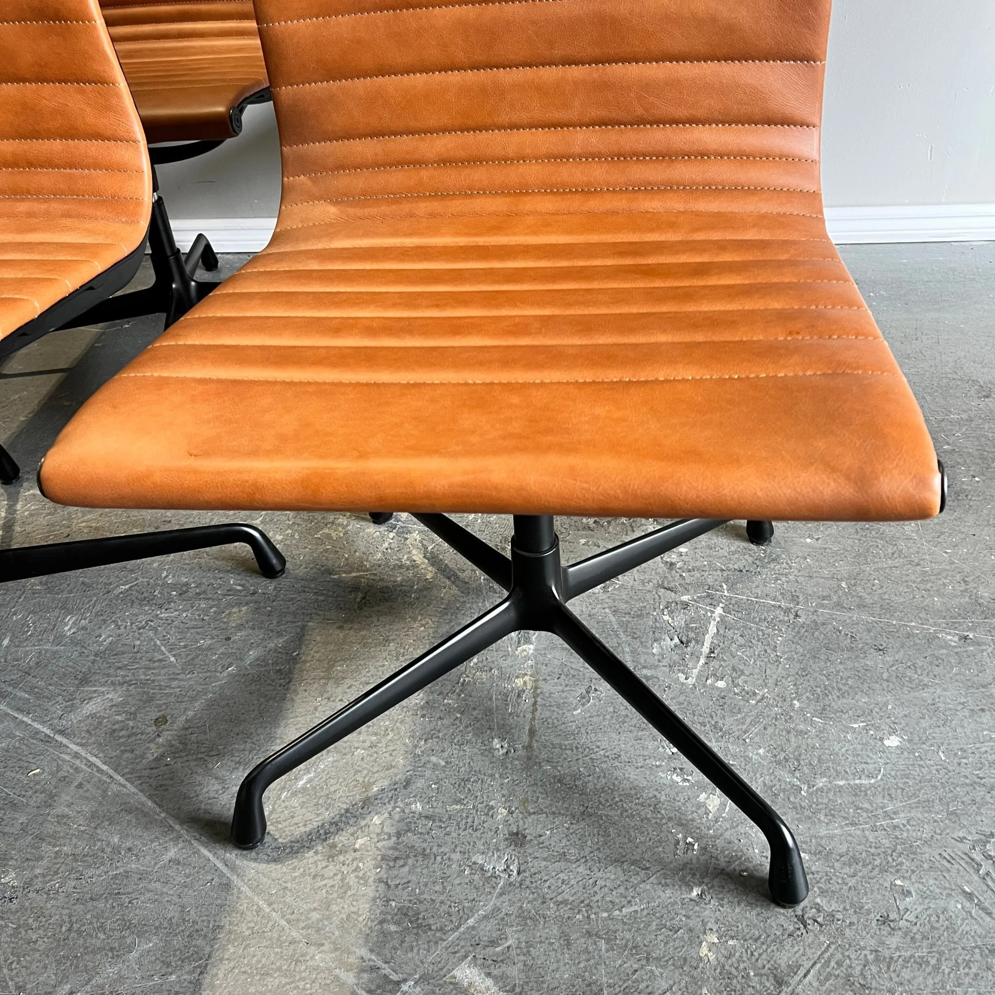 Set of 6 Eames executive style leather side chairs - Image 4