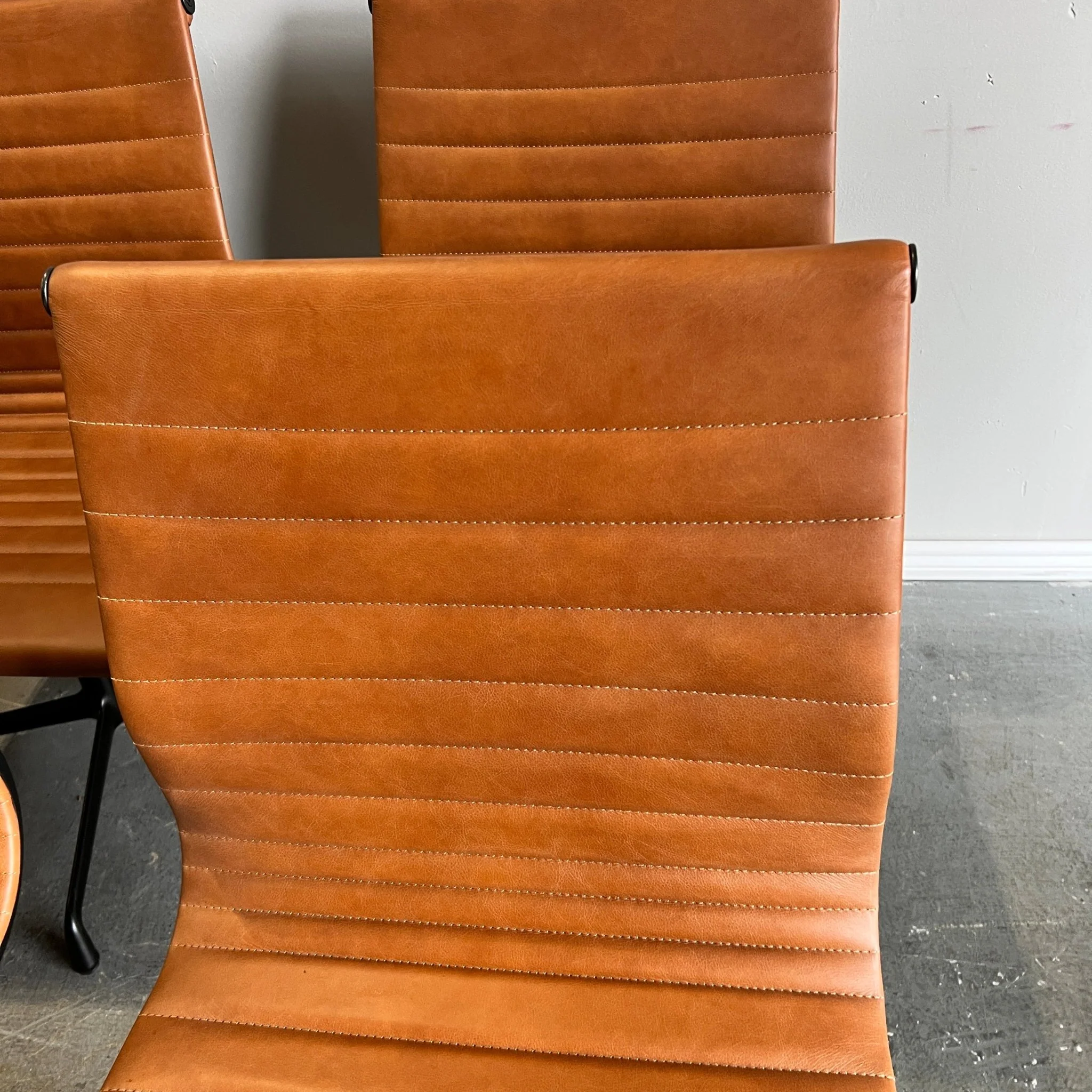 Set of 6 Eames executive style leather side chairs - Image 5