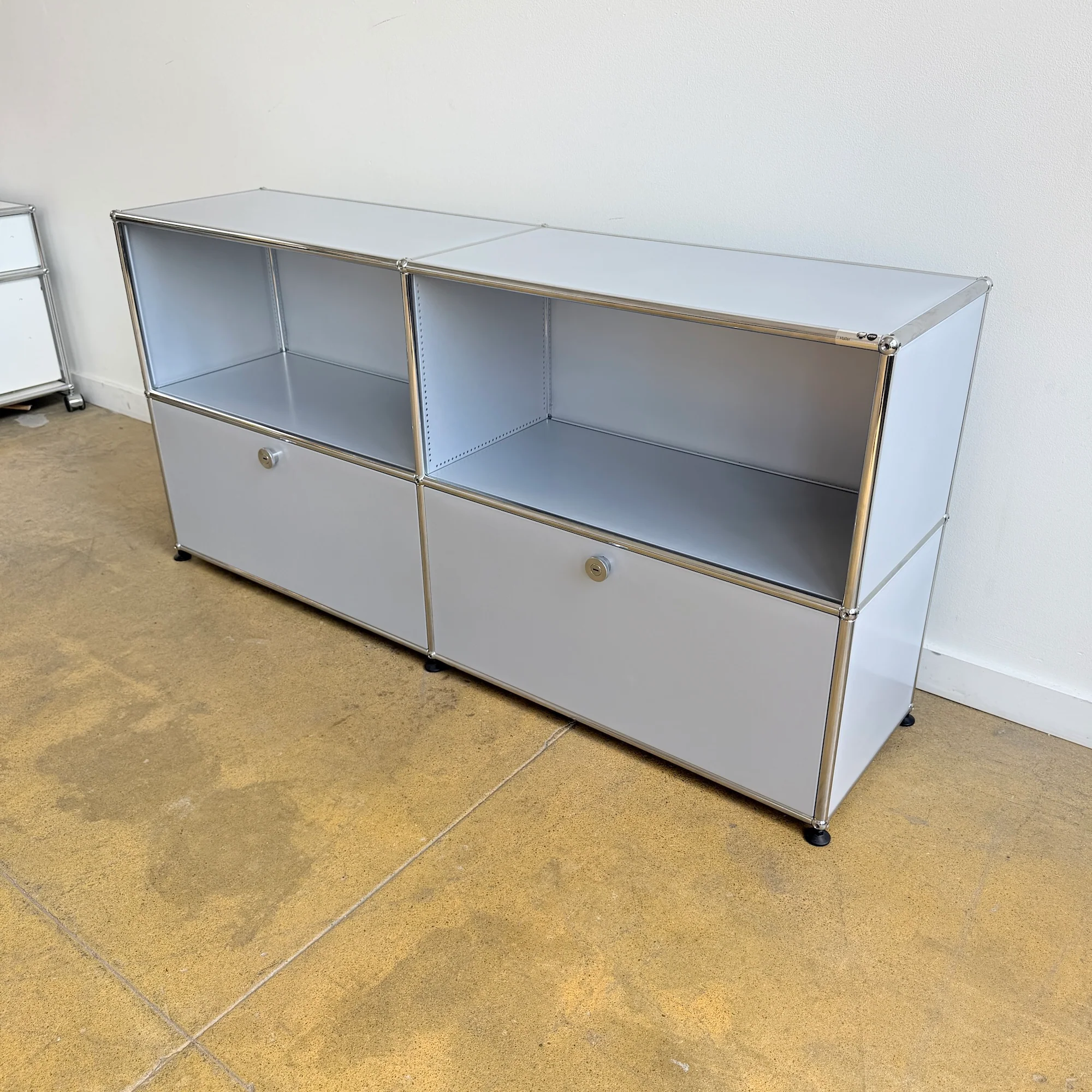 USM Haller 2X2 Fully Enclosed - Silver - Image 4