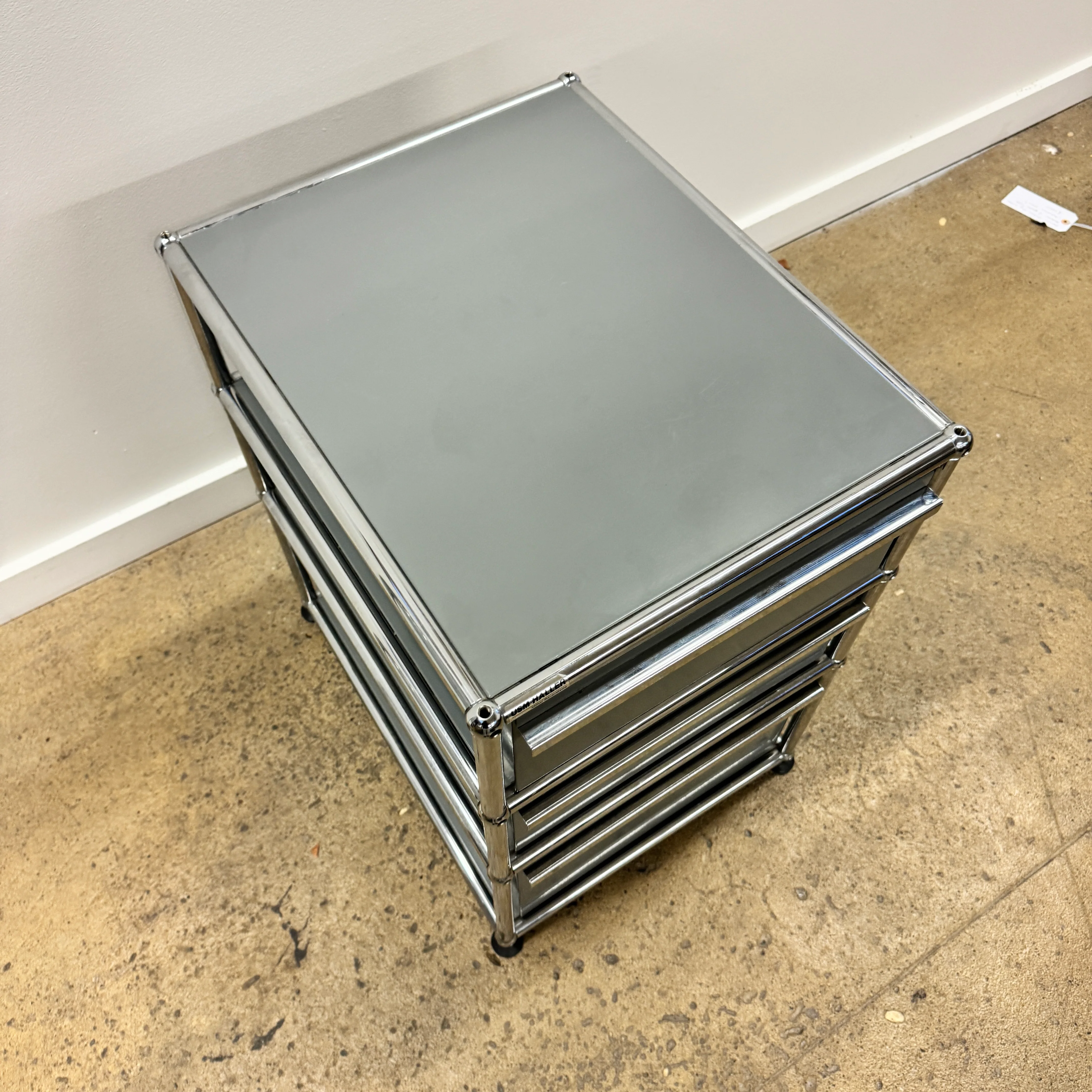 USM Haller 3 Drawer File Pedestal (Matte Silver) - Image 10