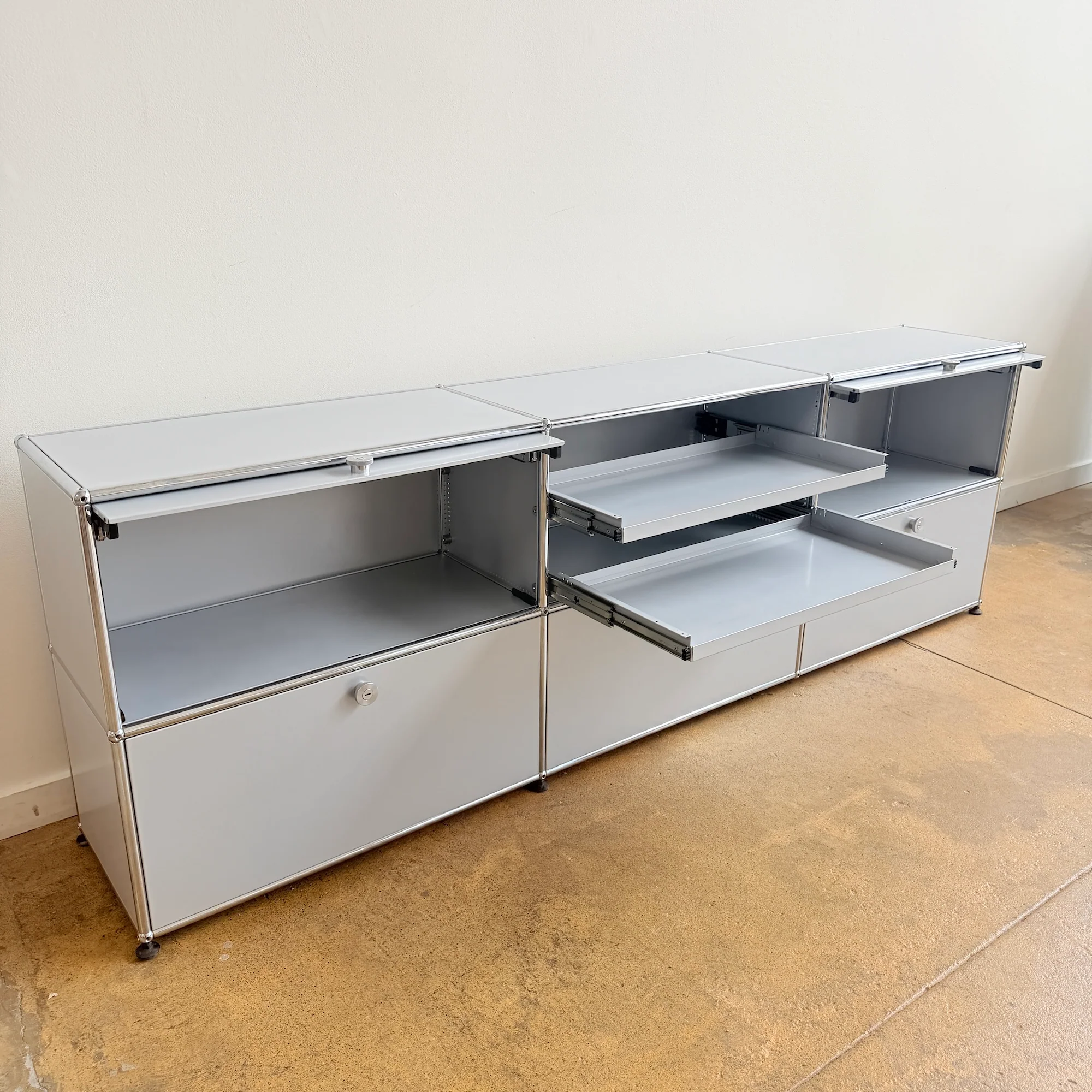 USM Haller 3X2 - 5 Doors/ 2 Flip up and Two Pull out Tray - Silver - Image 3