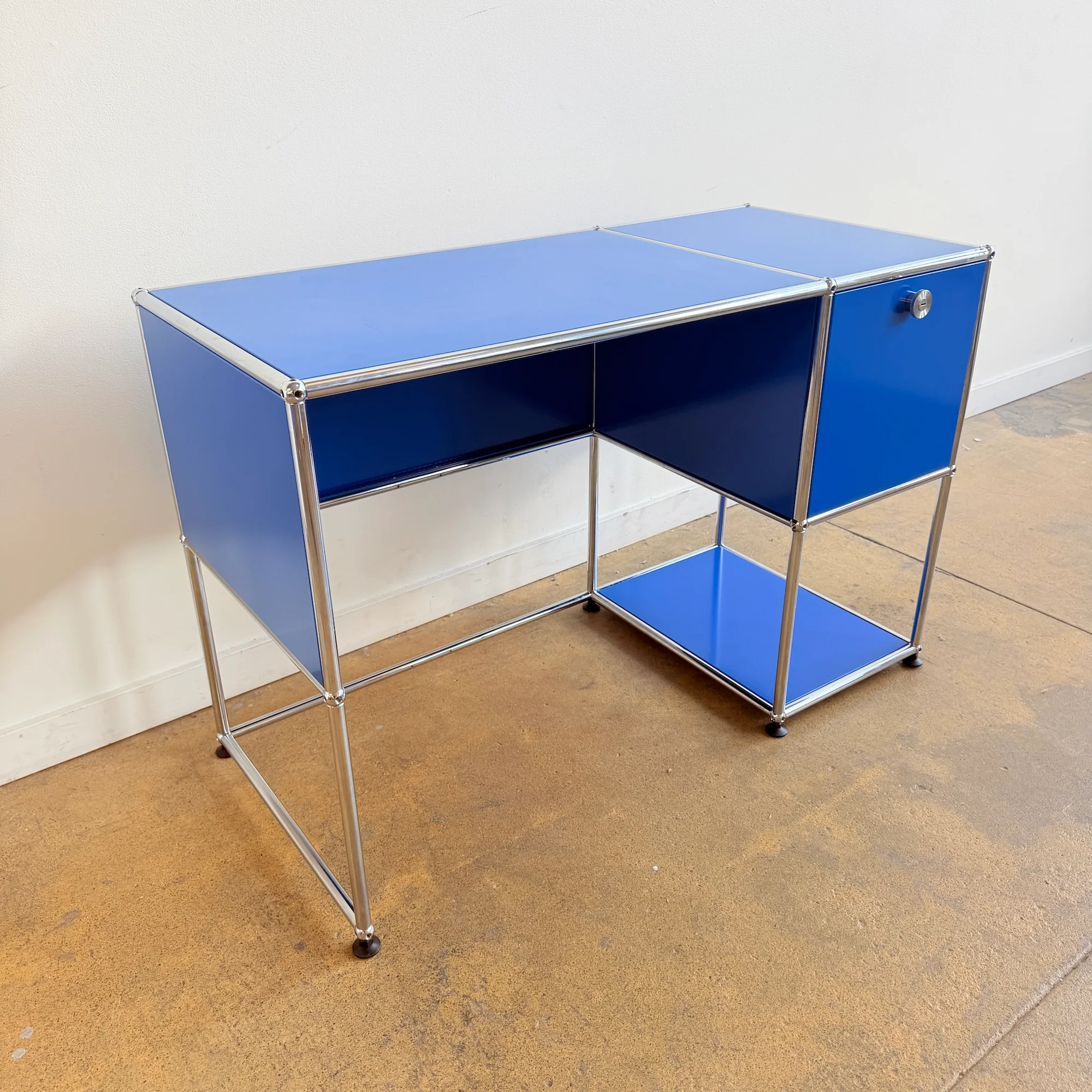 USM Haller 45 Desk - Gentian Blue - Image 3
