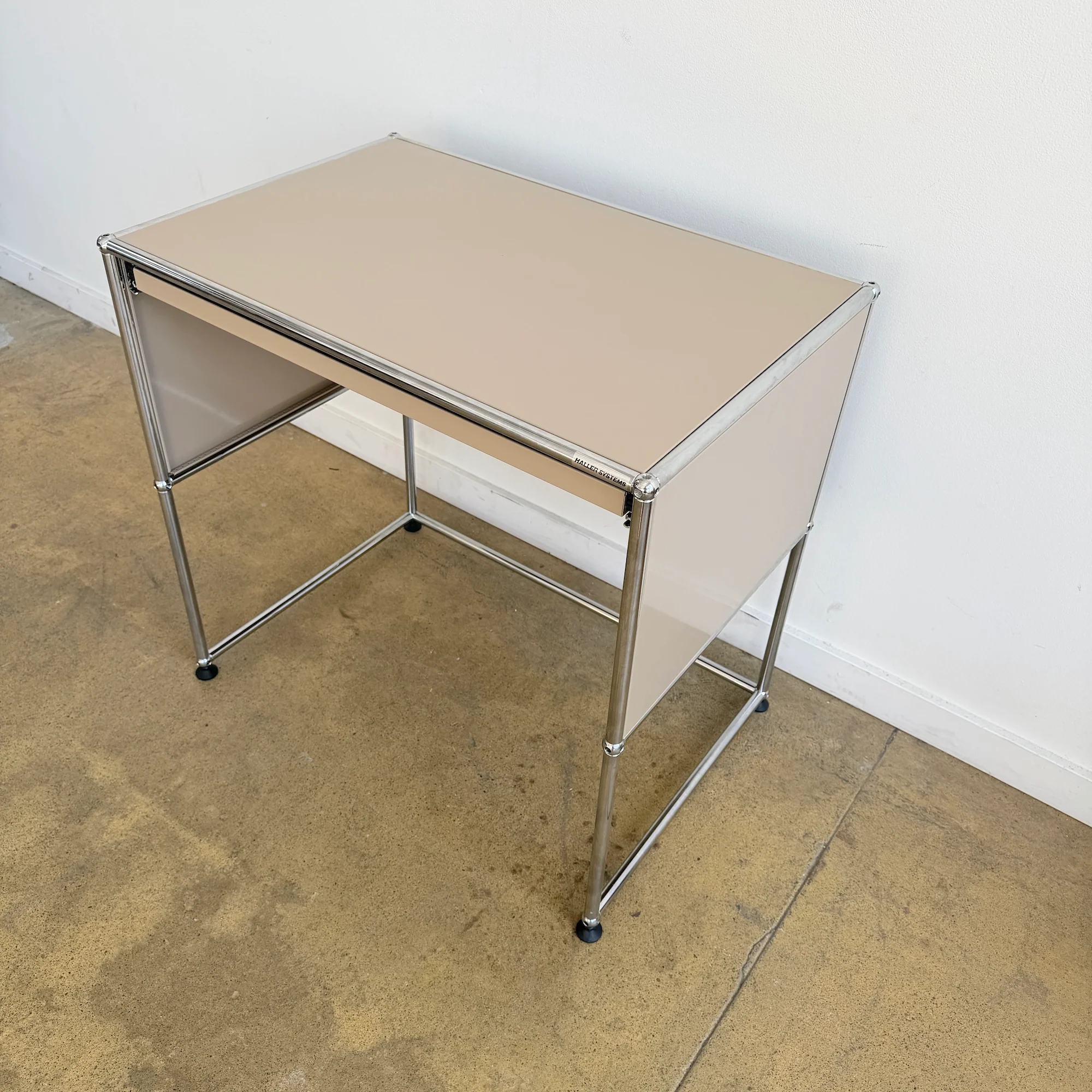 USM Haller Compact Desk with Pullout Tray - Beige - Image 5