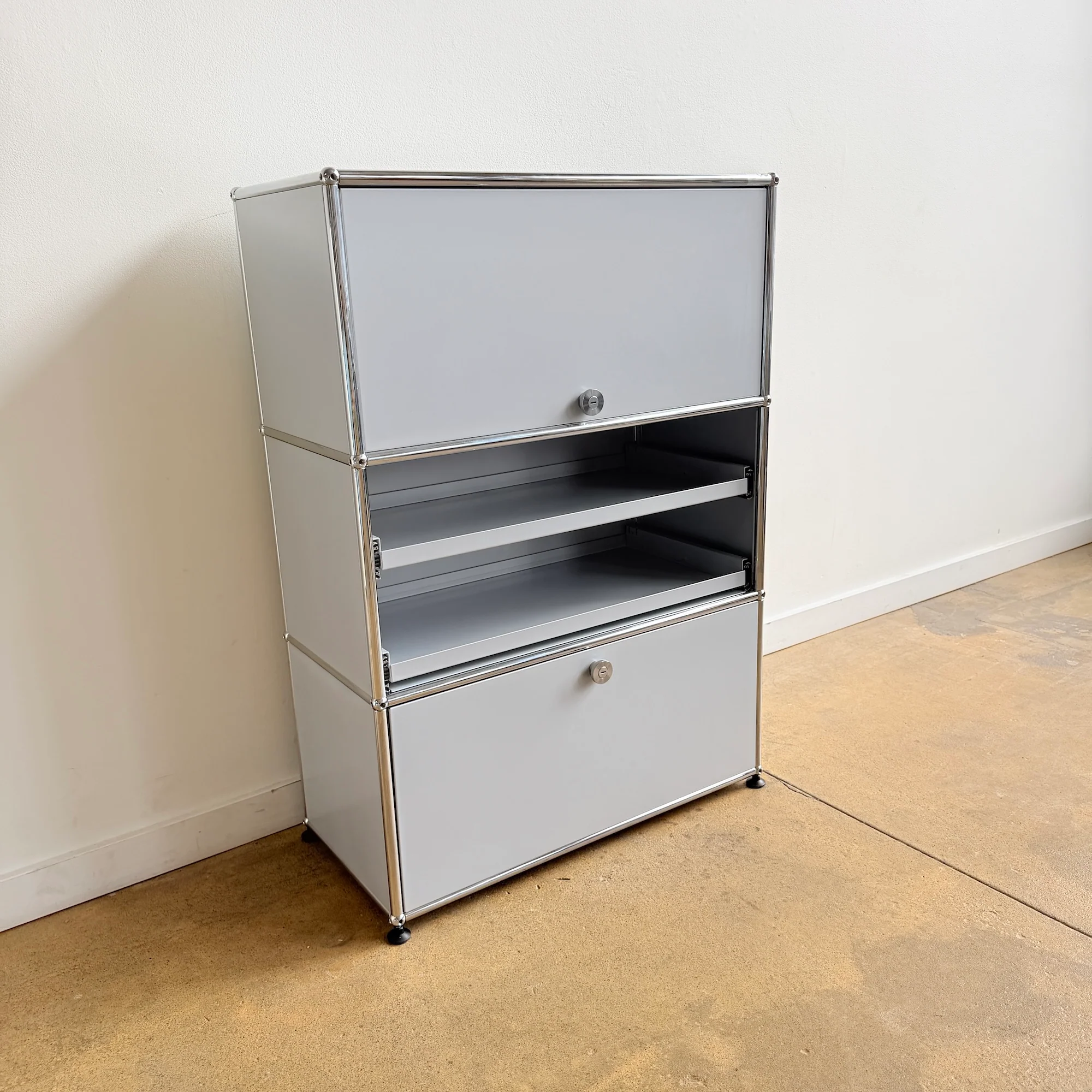 USM Haller Tall 1X3 Flip up with two Pullout - Silver - Image 2