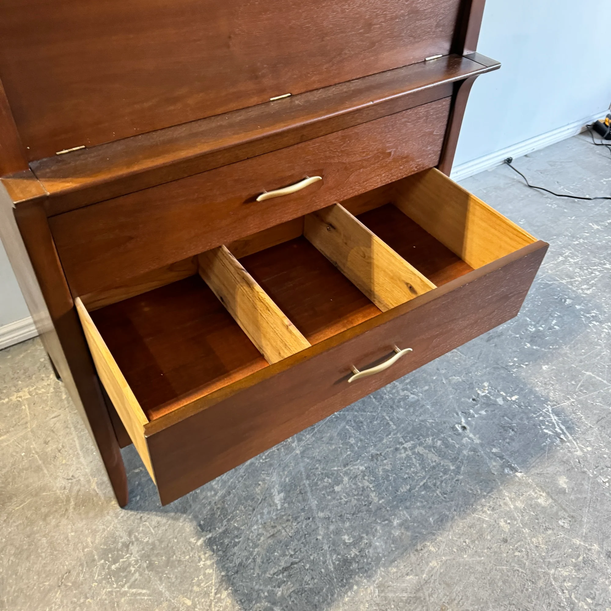 Stanley Furniture Vintage Tall dresser Mid Century style from 1960's - Image 10