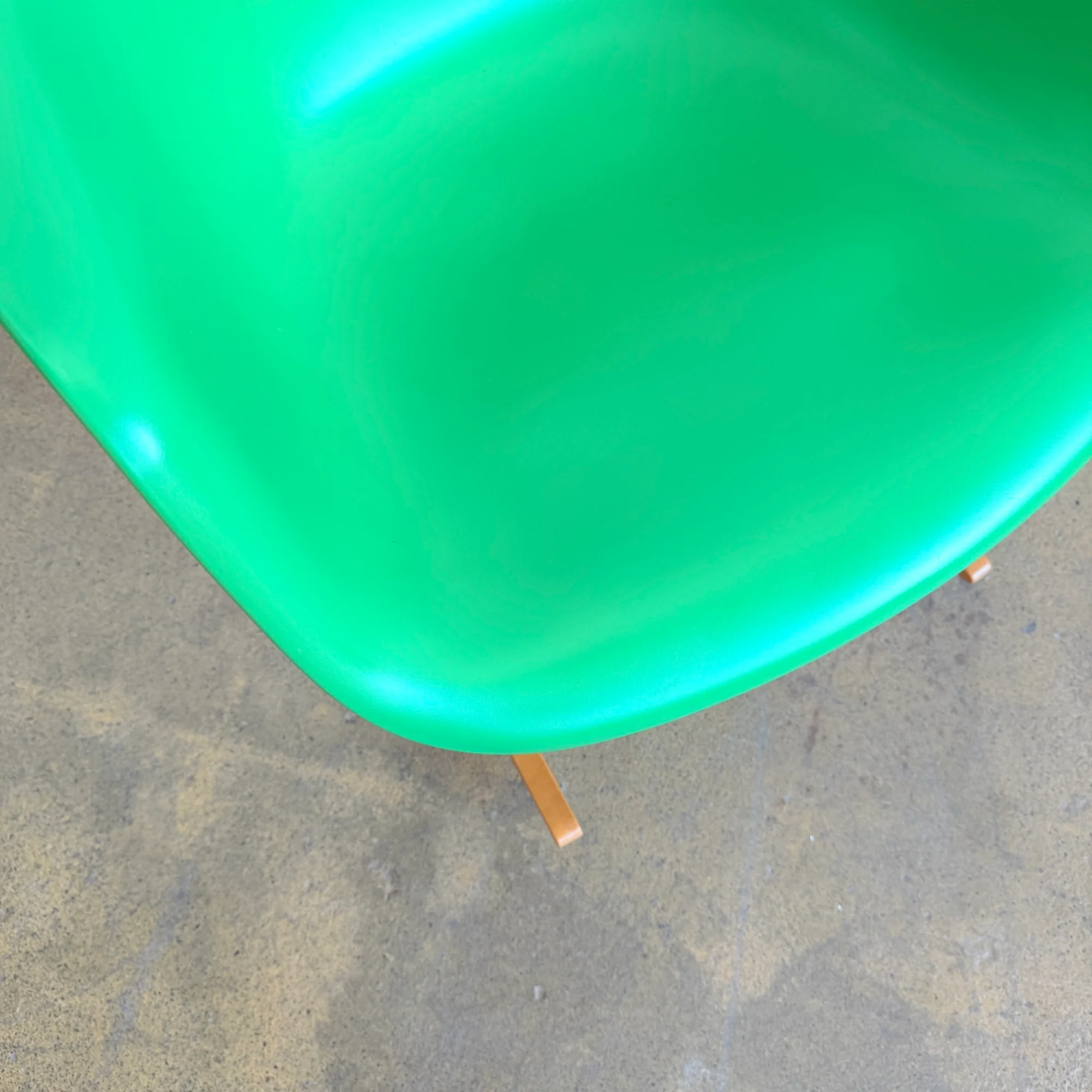 Vitra Eames Molded Plastic Rocking chair - Image 3