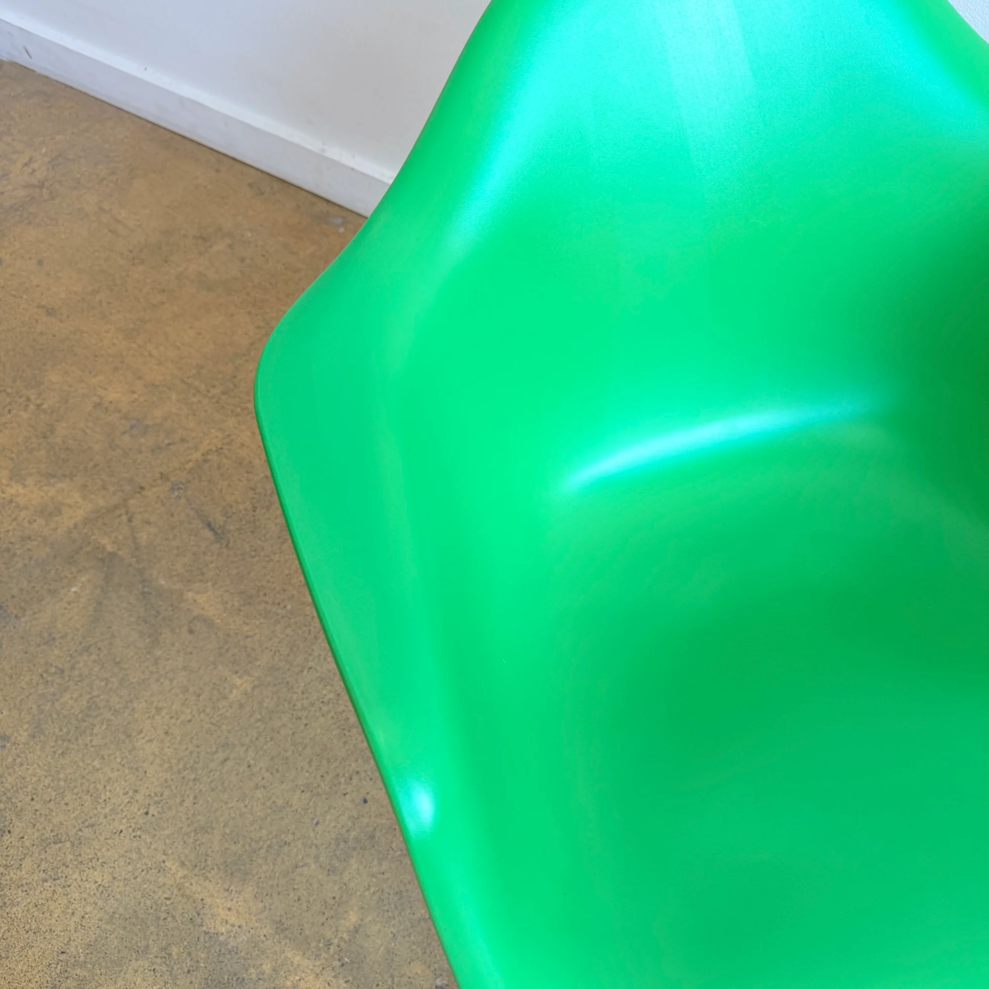 Vitra Eames Molded Plastic Rocking chair - Image 4